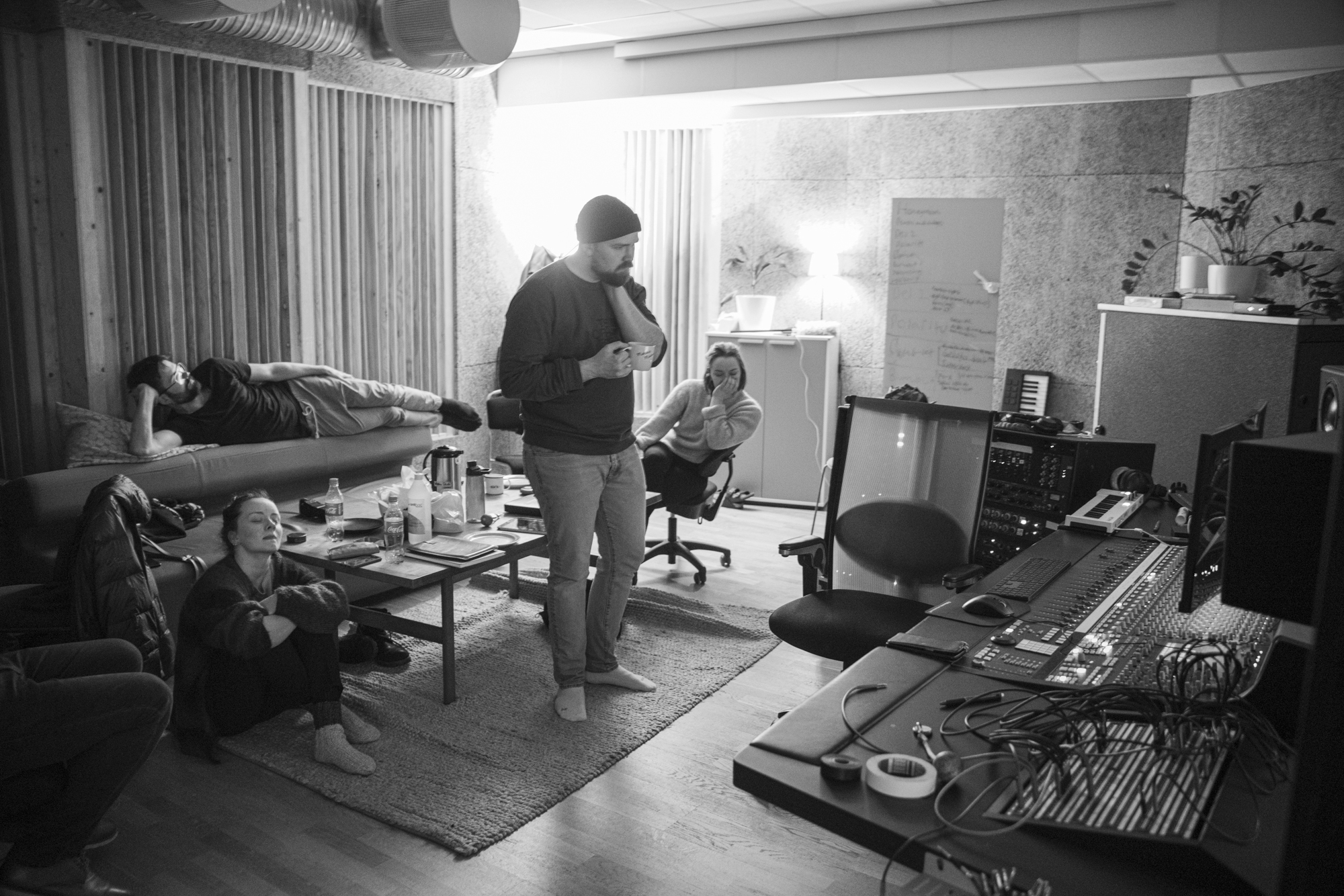 Dynamikken gir dem frihet til å utforske nye ideer og gi hverandre verdifulle innspill. Det å stå fast på en idé blir sjelden et hinder når man har et helt band som kan tilføre noe nytt og bidra til å utvikle låten videre. Her er Hollow Hearts i studio. Foto: Daniel Lilleeng