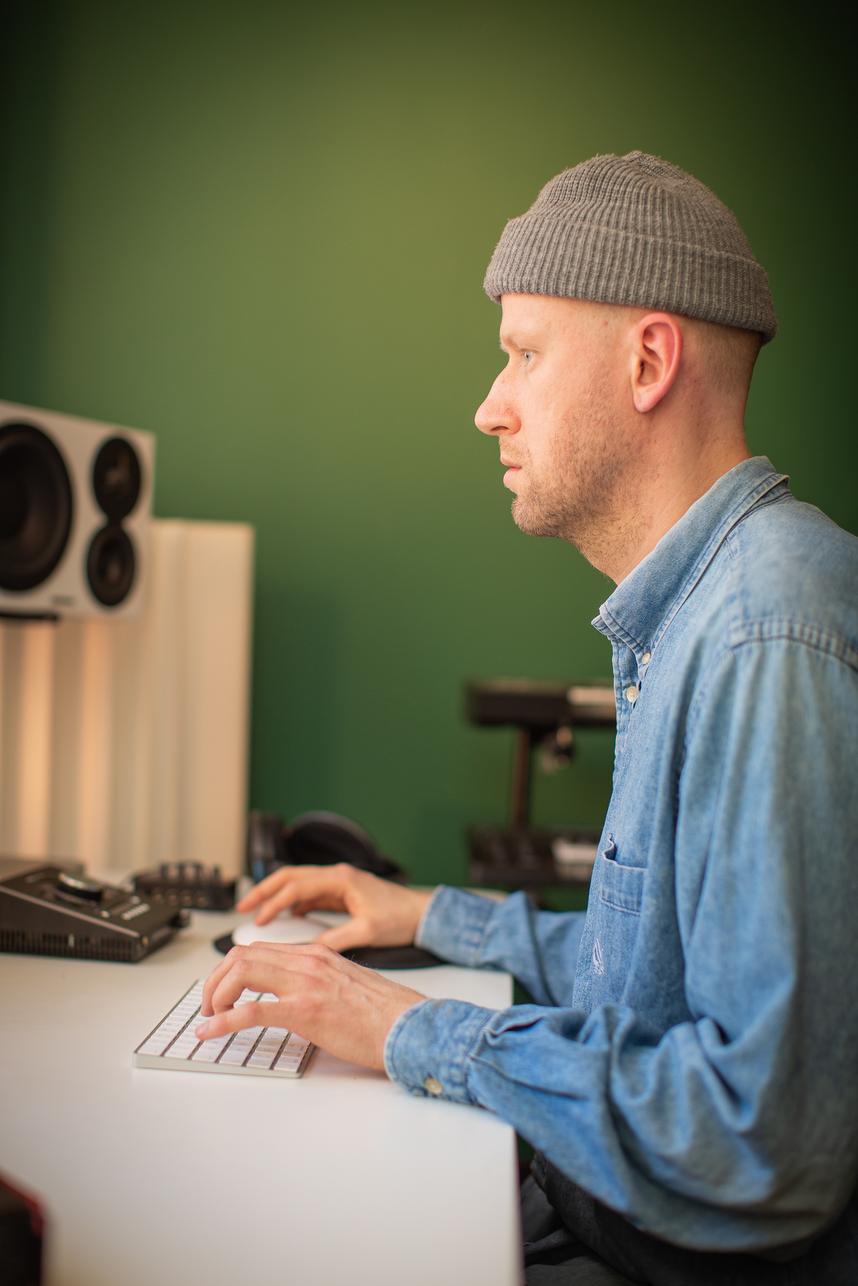 Vinje jobber med en innspilling han gjorde uken i forveien når vi besøker studioet hans. Foto: Tord Litleskare