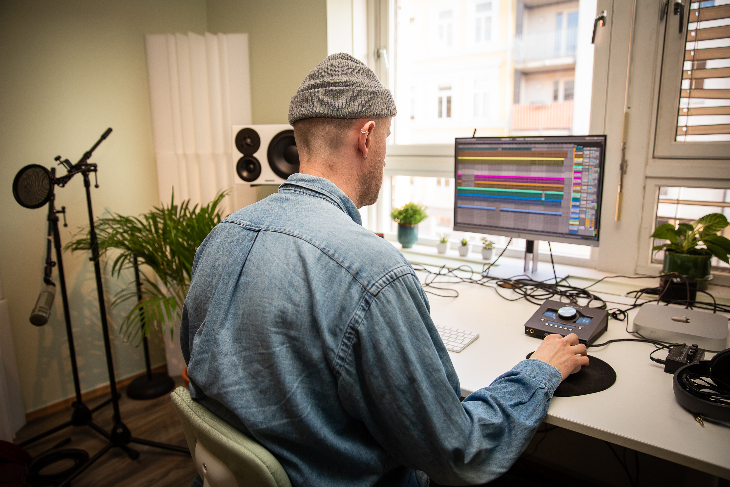 Martin Vinje fotografert i sitt studio på Rodeløkka i Oslo.  ﻿Foto: Tord Litleskare