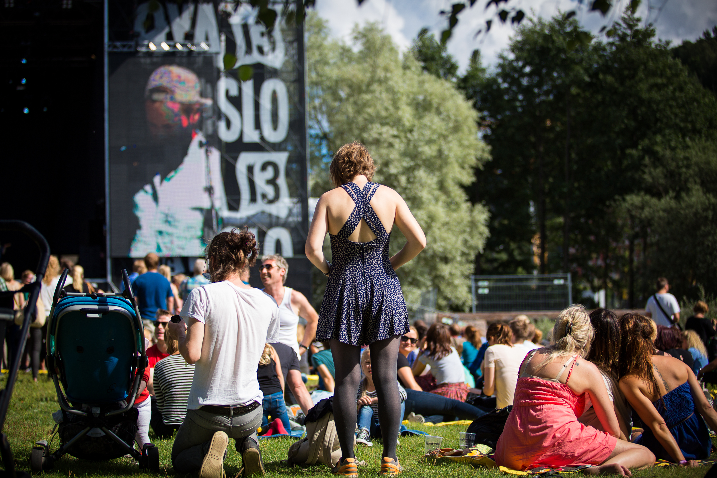 Publikum i Middelalderparken under Øyafestivalen i 2013, det siste året festivalen ble arrangert her før flyttingen til Tøyen. Store festivalområder stiller særlige krav til koordinering av publikum, teknikk, sikkerhet og logistikk. Foto: Tord Litleskare