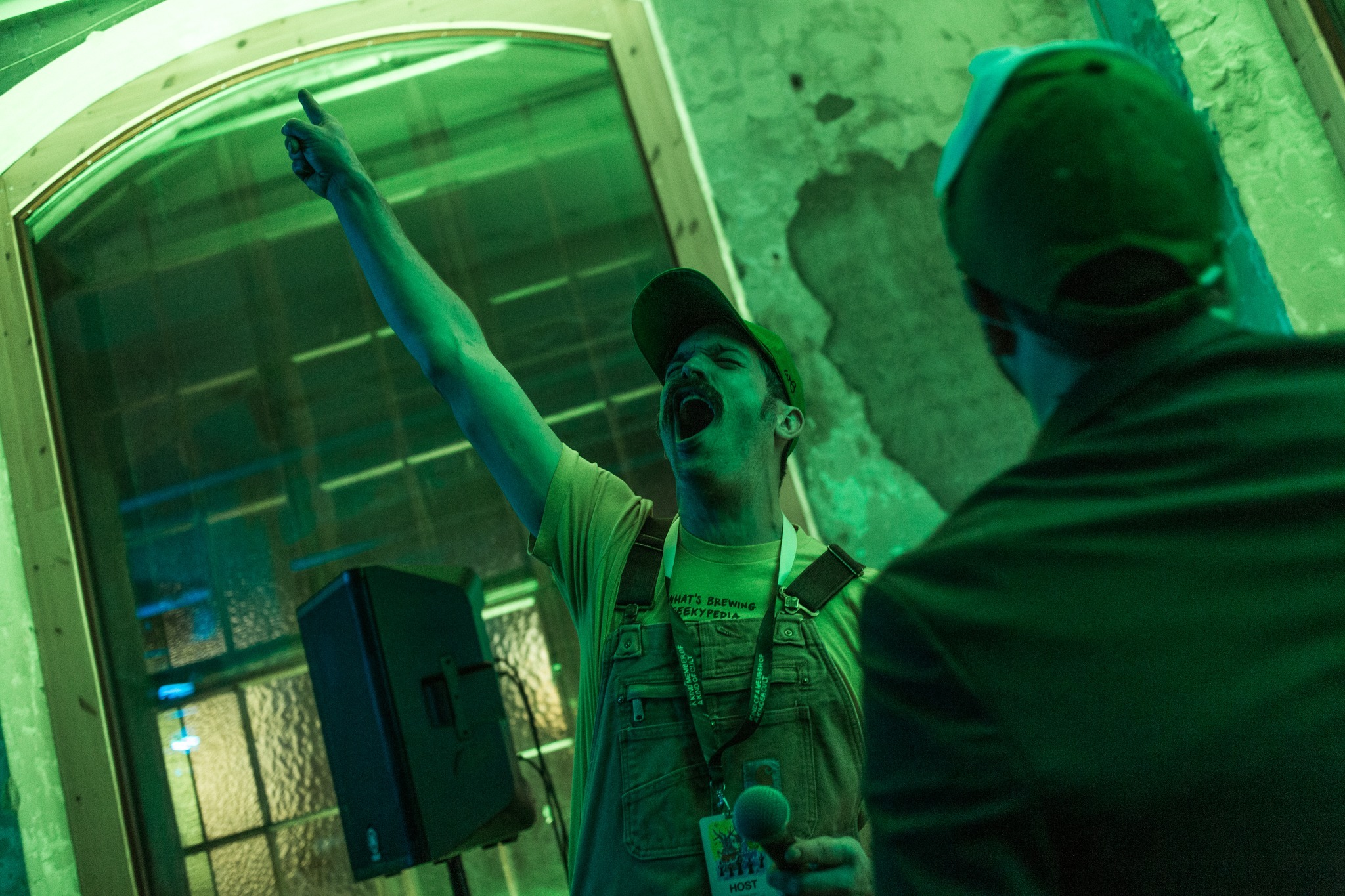 Ølfestivalen What’s Brewing på Tou. Her ved en av de amerikanske bryggerne på karaoke. Foto: Erik Furulund