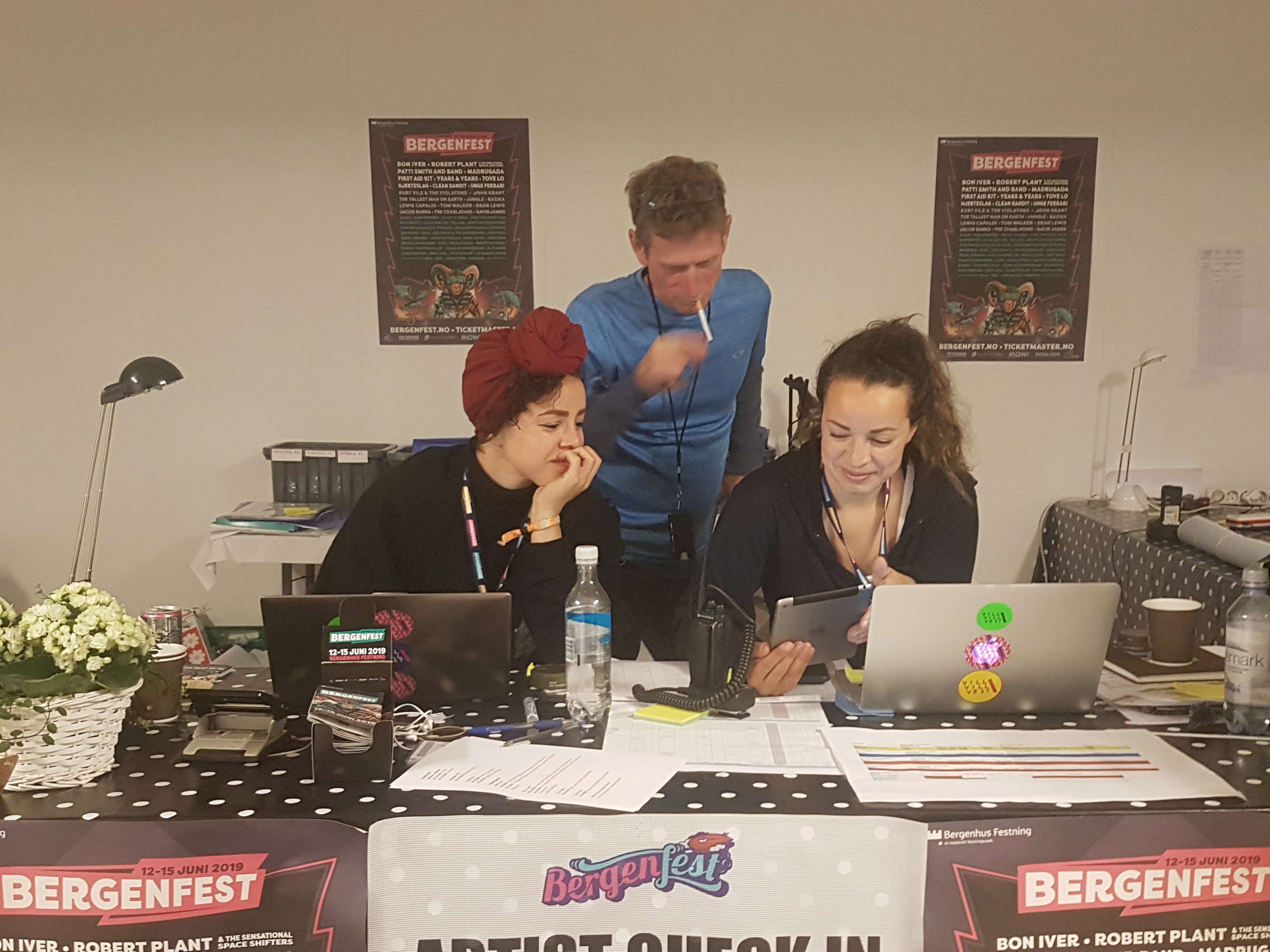 Lillian og Monica i artistinnsjekken under Bergenfest 2019 – en sentral del av festivalens advance- og logistikkarbeid. Foto: Privat