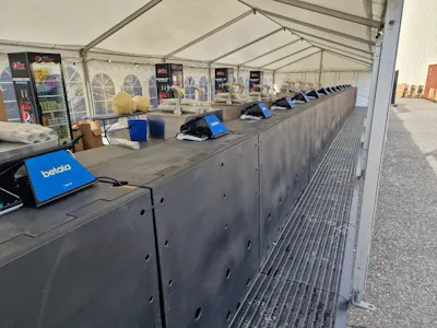 Bardisk rigget med Betala-løsning i forbindelse med Gyllene Tider-konsert i Fredrikstad sommeren 2023. Live Nation presenterte konsert, mens Betala-kunde HES var medarrangør.  Foto: Odd Martin Karlsen