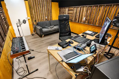 Studiolokaler på Samvirket i Fjaler, i Vestland fylke. Hele huset koblet sammen med signalkabler, slik at man kan sitte i studio og jobbe med lyd og video fra scenen. Foto: David Zadig