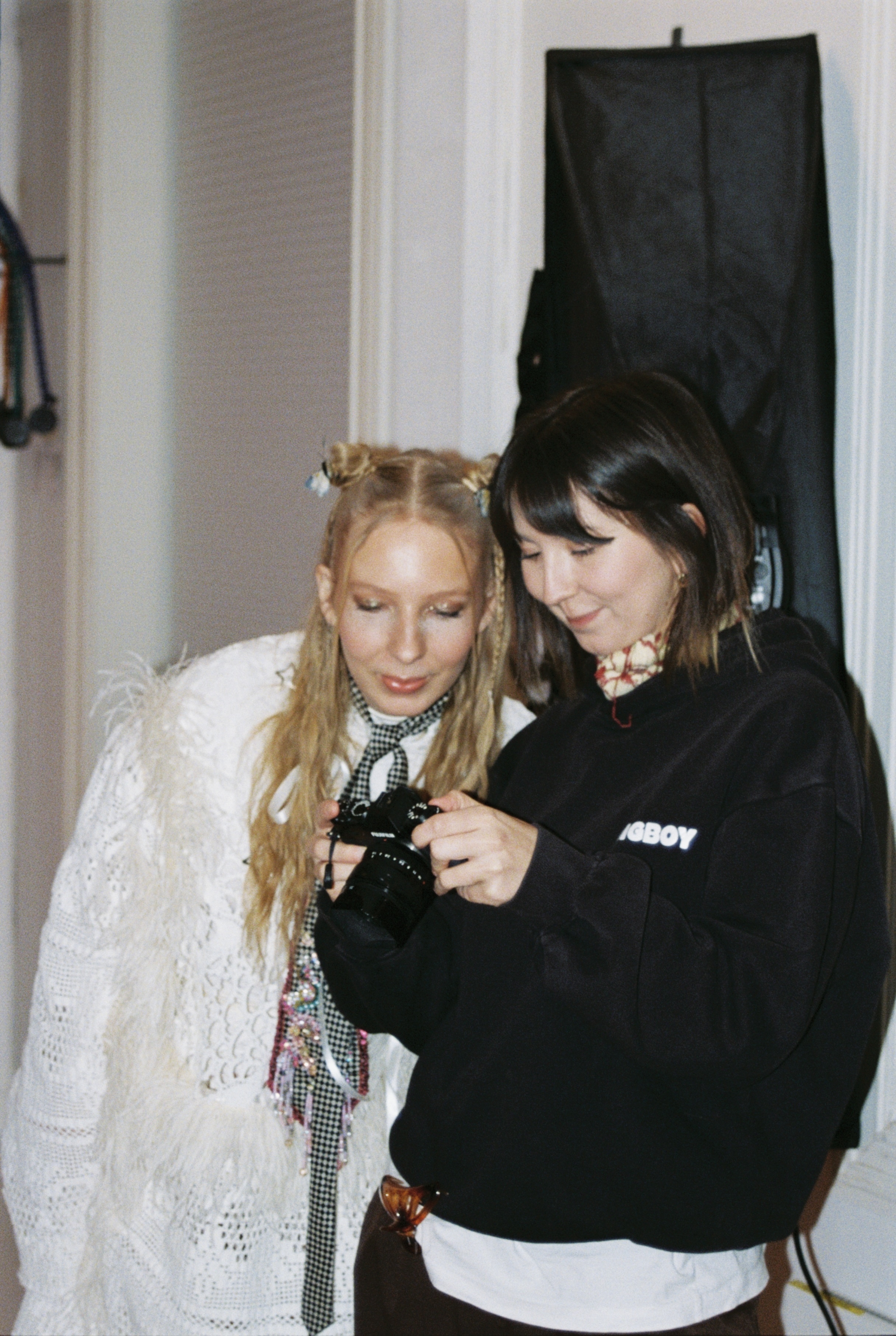 Malin og Thea ser på bilder etter promoshoot. Foto: Veslemøy Fossdal