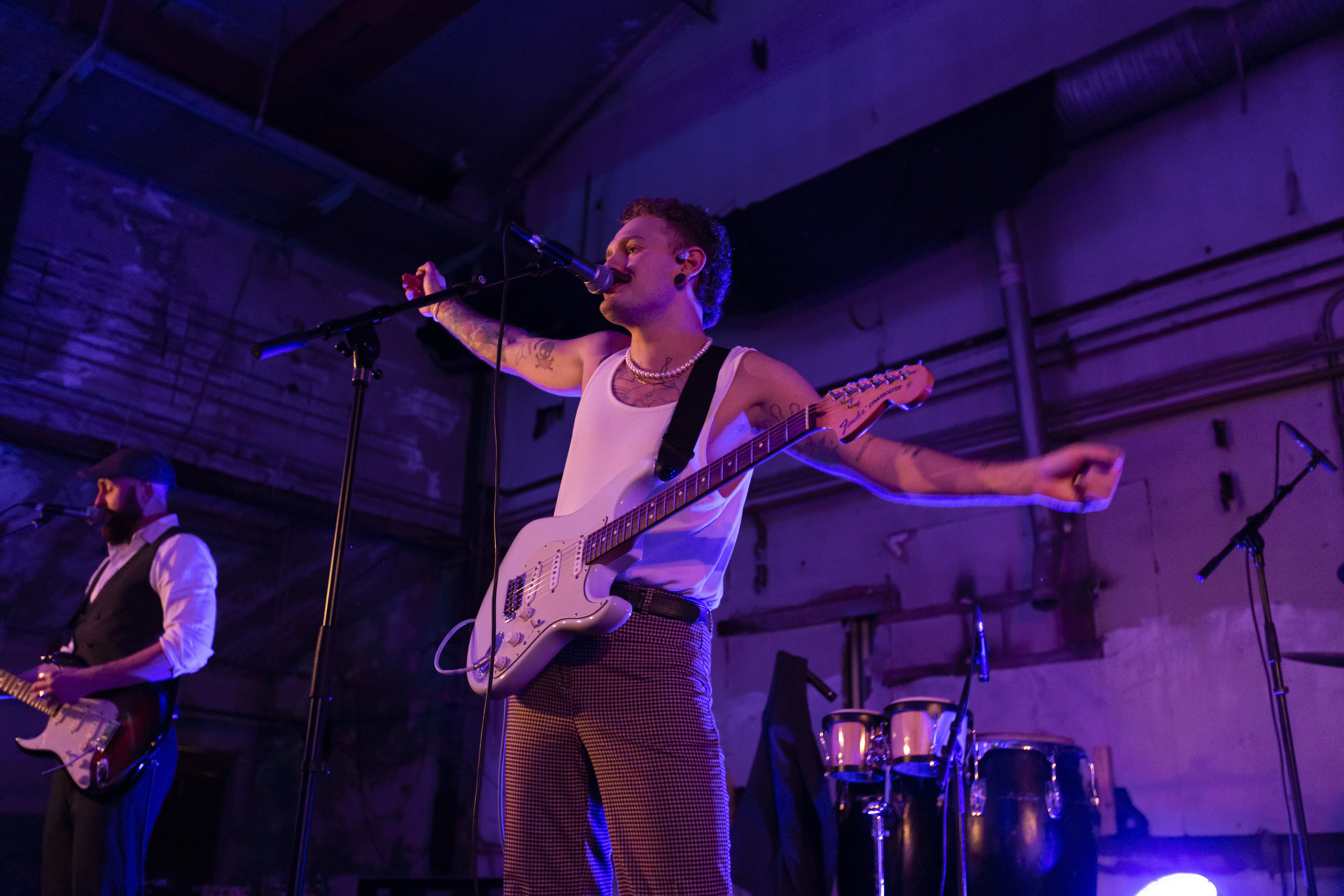 Jonas Lovv på scenen i Smien. Han er tidligere frontmann og låtskriver i bandet Shuffle Baby, men soloartist nå. Foto: ﻿Marieke Drouma