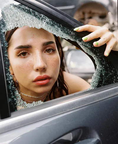 Den norske artisten JEZ_EBEL har fått knipset promobilder i flere formater til sin singelutgivelse «ADHD» fra 2022. Foto: Chai Saedi / Playground