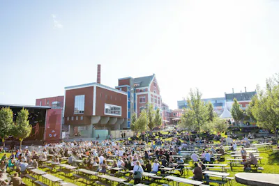 De gamle bryggerilokalene Tou i Stavanger Øst huser 400 arrangementer i året og over 200 kunstnere og kreative selskaper. Foto: Siv Sivertsen