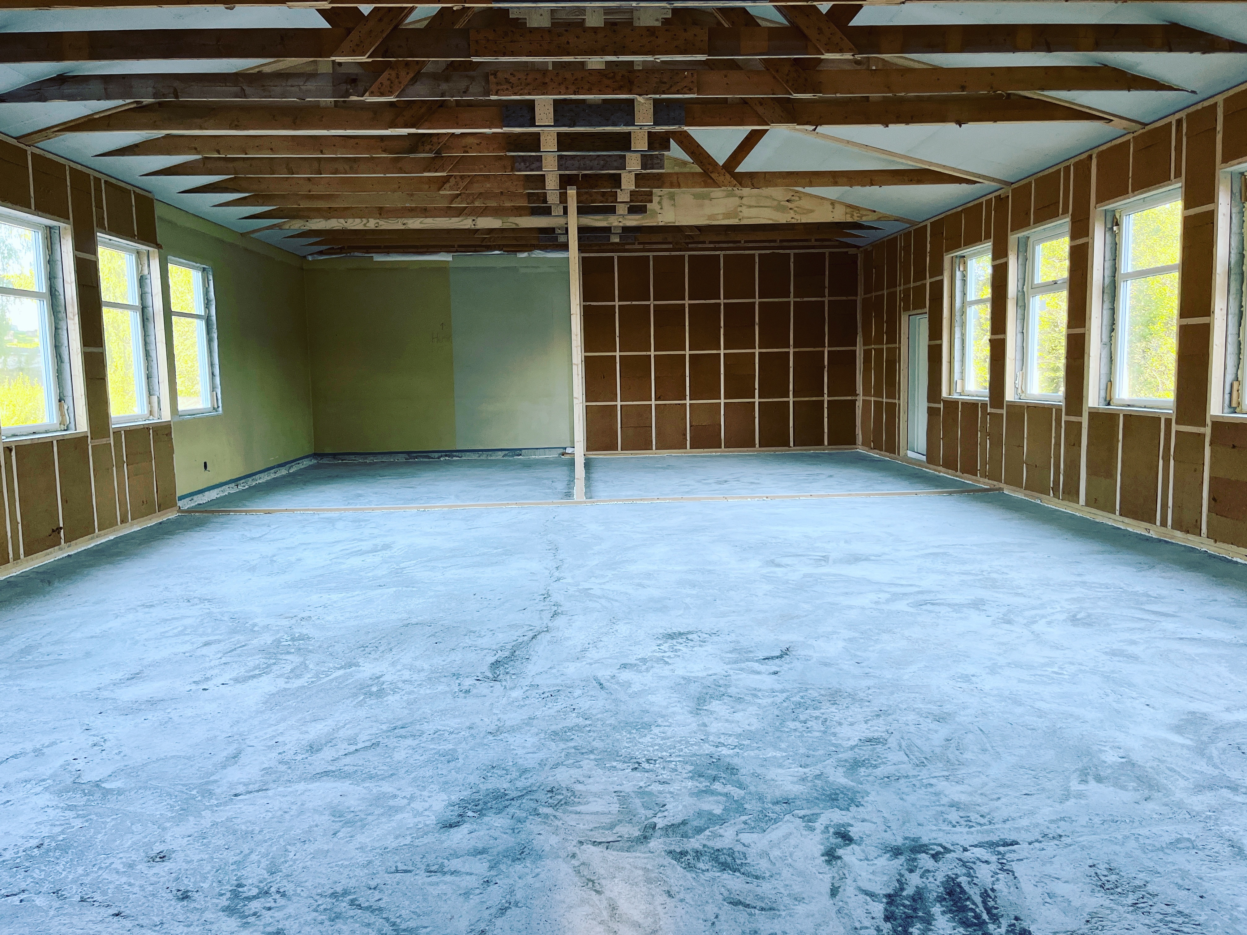 Åtte tonn avrettingsmasse som underlag for gulvet i hovedsalen.  Foto: Håvard Skaset