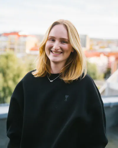Agnes Steen Eckersberg, som jobber som promoter i All Things Live, er blant de fem norske utvalgte til «Nordic Music Biz Top 20 Under 30» i 2025. Foto: Stian Werme