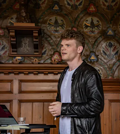 Svenske Ale Carr har opptrådt på scener verden over, fra Sydney Opera House og Royal Albert Hall til Roskilde Festival og Hayao Miyazakis personlige studio i Japan. Foto: Morten Fog