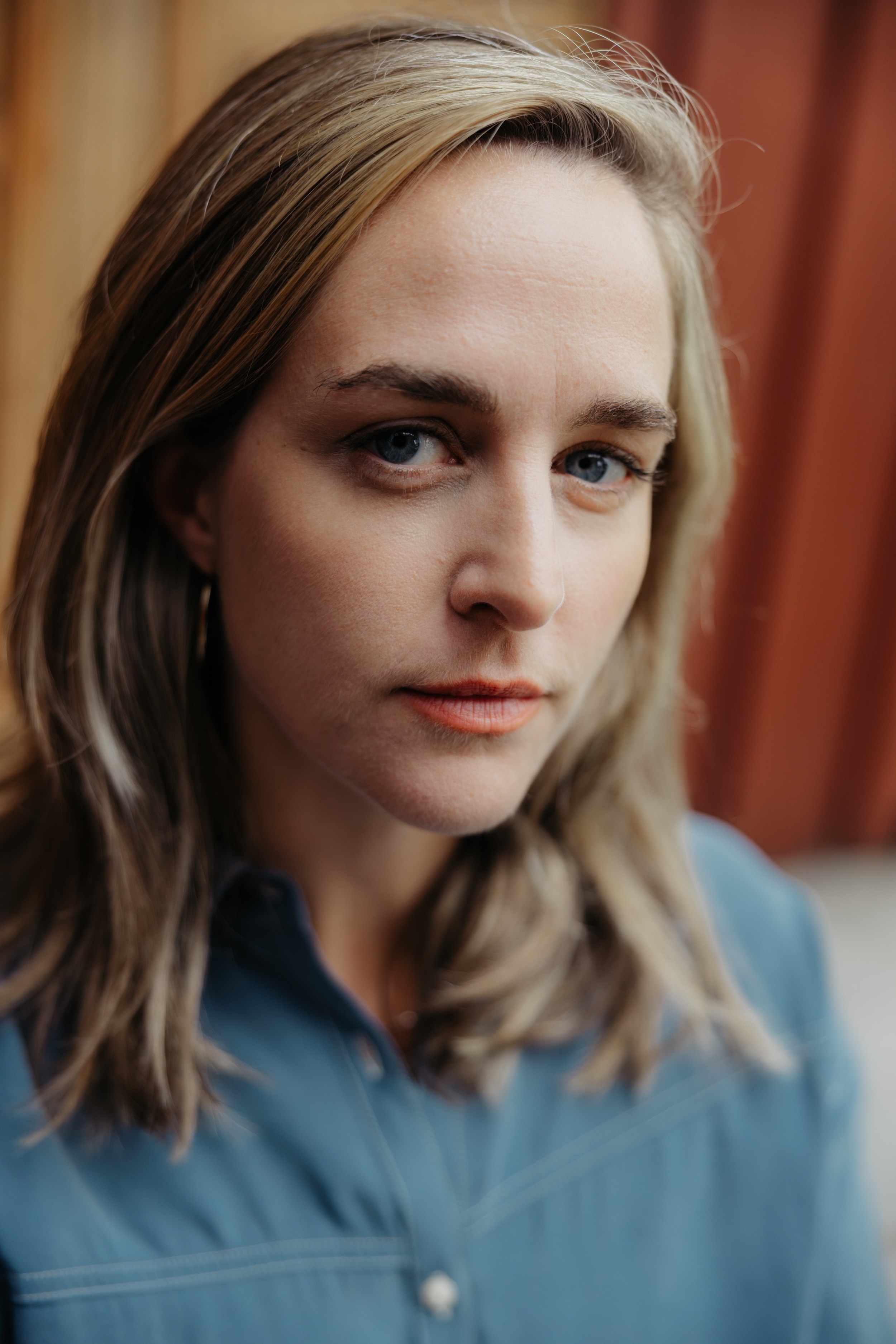 Ine Hoem er artist og låtskriver bosatt i Oslo. Hun har levd som musiker i 14 år, utgitt fem album i eget navn og turnert i Norge og utlandet. Hun har hatt styreverv i TONO og er for tiden styremedlem i NOPA. Ine har to døtre på tre og åtte år og har mye erfaring rundt det å kombinere småbarnslivet med frilanslivet.  Foto: Jørgen Nordby