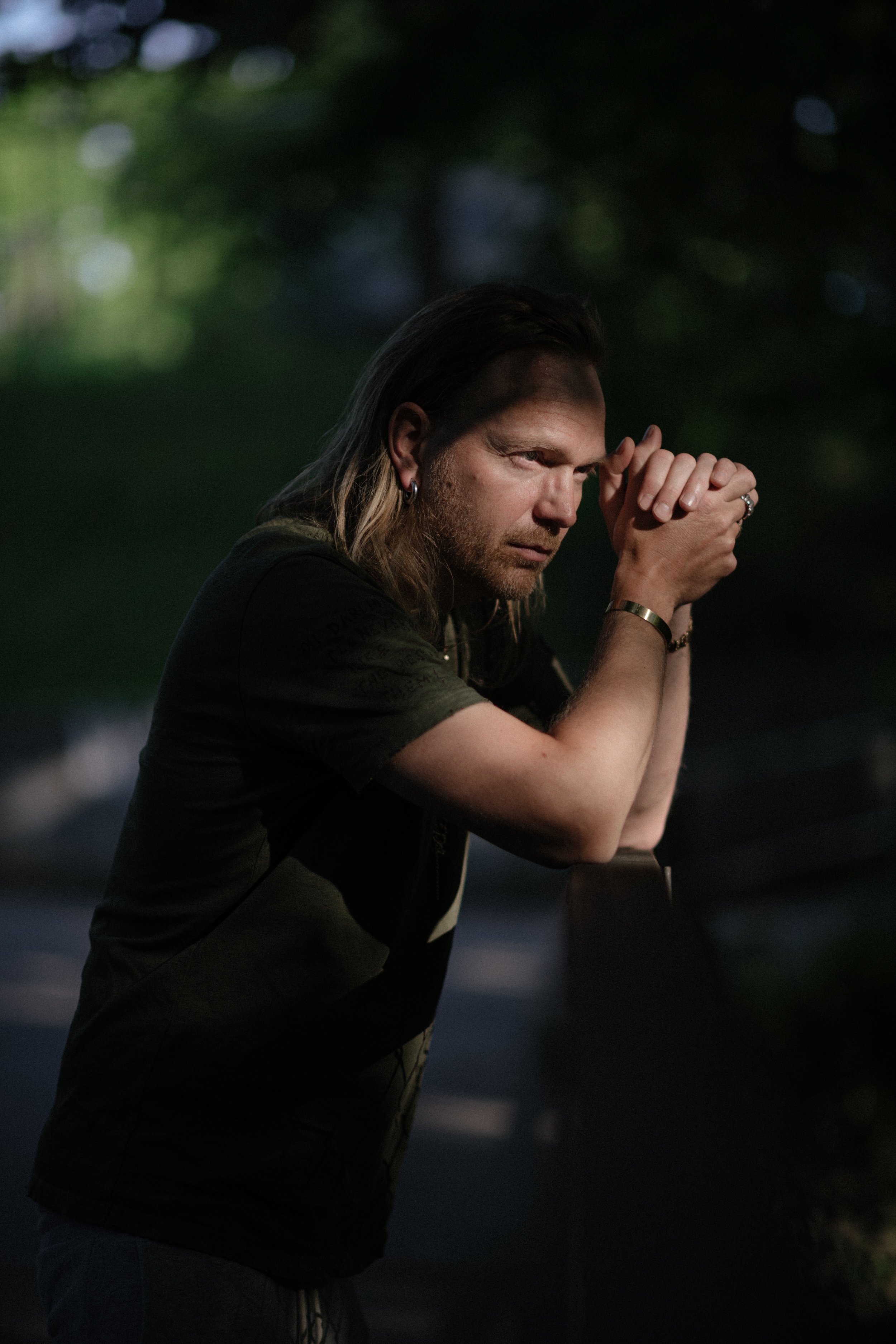 Aslak Hartberg er både musiker – kjent som frontfigur i hiphopgruppen Klovner i kamp og egne prosjekter – og terapeut. Han møter artister som kjenner presset fra innsiden av bransjen. Foto: Anton Soggiu