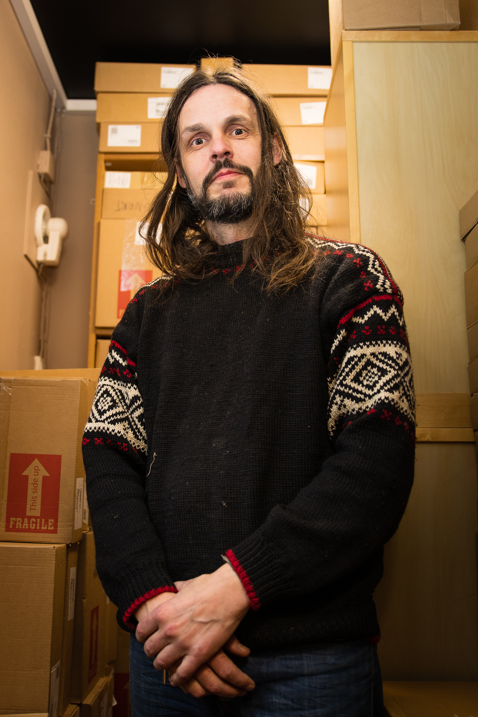 Kristian Kallevik blant esker fulle av vinylplater på bakrommet til Tiger Records. ﻿Foto: Tord Litleskare