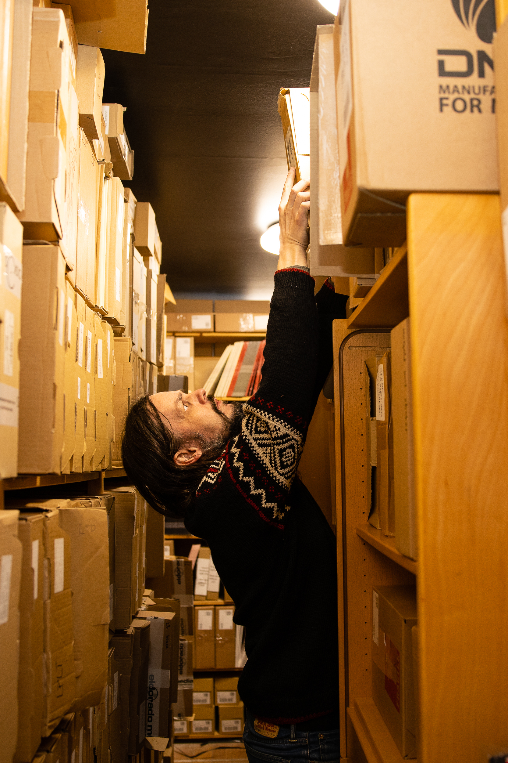 Kristian Kallevik blant esker fulle av vinylplater på bakrommet til Tiger Records. ﻿Foto: Tord Litleskare