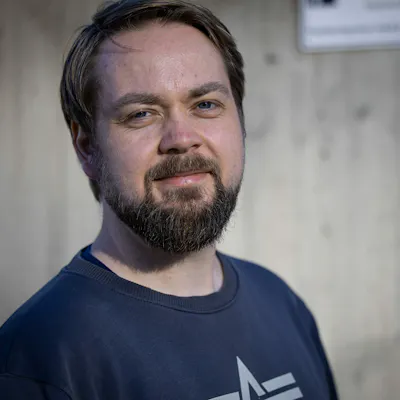 Erlend har gjennom pandemien lært seg å sette mer pris på å ha fri, ha mer kontakt med familien og gjøre ting på fritiden som er artig. — Arbeidshverdagen nå er nok litt mindre preget av det voldsomme ønsket om å skulle gå på jobb og gjøre mest mulig, hive seg på alt. Selv om jeg fortsatt synes det er gøy så handler det kanskje litt om hvordan jeg skal få jobben til å gå opp med det å ha et fornuftig liv ved siden av. Foto: Tord Litleskare