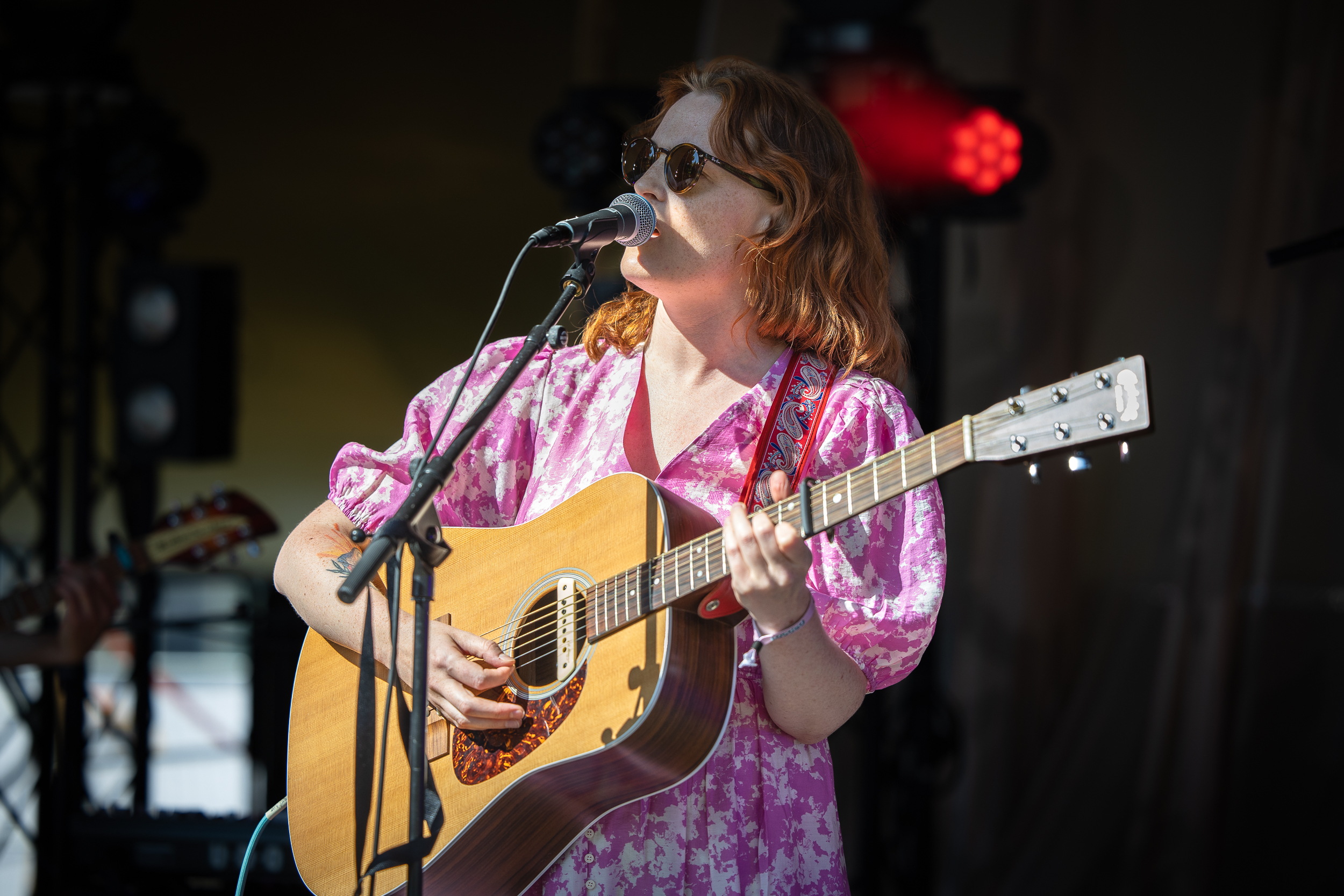 Live Miranda Solberg er kjent under artistnavnet Louien. Her står hun på scenen under festivalen Loaded i Oslo, sommeren 2023. Foto: Tord Litleskare