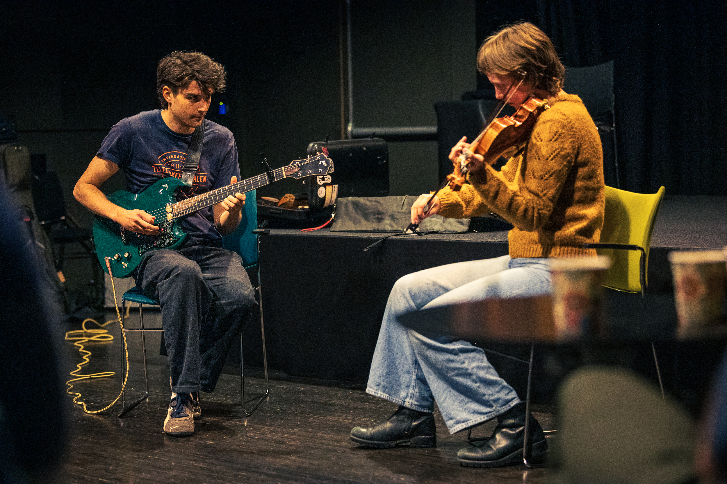 Vegard Hosarøygard og Sunniva Langås-Røiland i Suigard kombinerer elgitar og hardingfele. Gjennom IntroFolk vil duoen utvikle formidlingen og skape en helhetlig konsert.  Foto: Tord Litleskare
