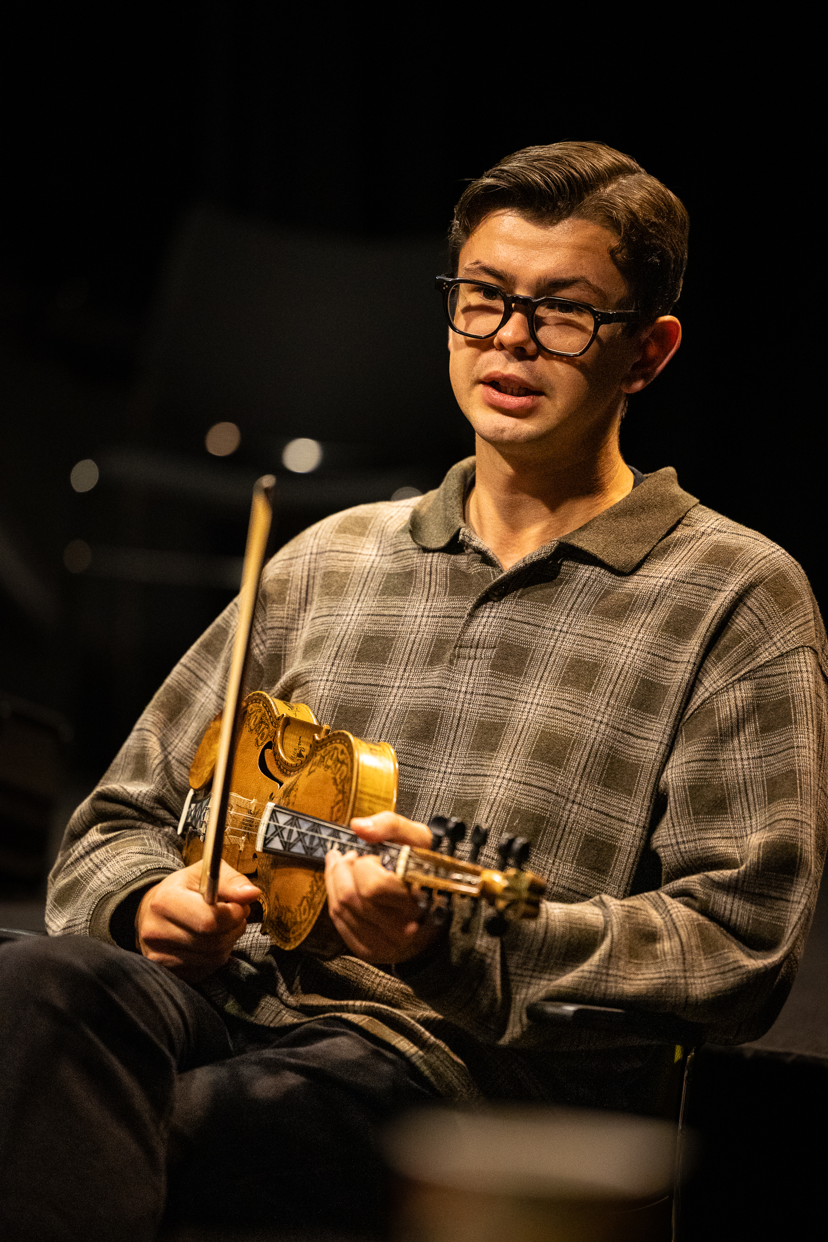 Sindre Tronrud arbeider med et soloprogram med slåttemusikk og historier fra Valdres. Foto: Tord Litleskare