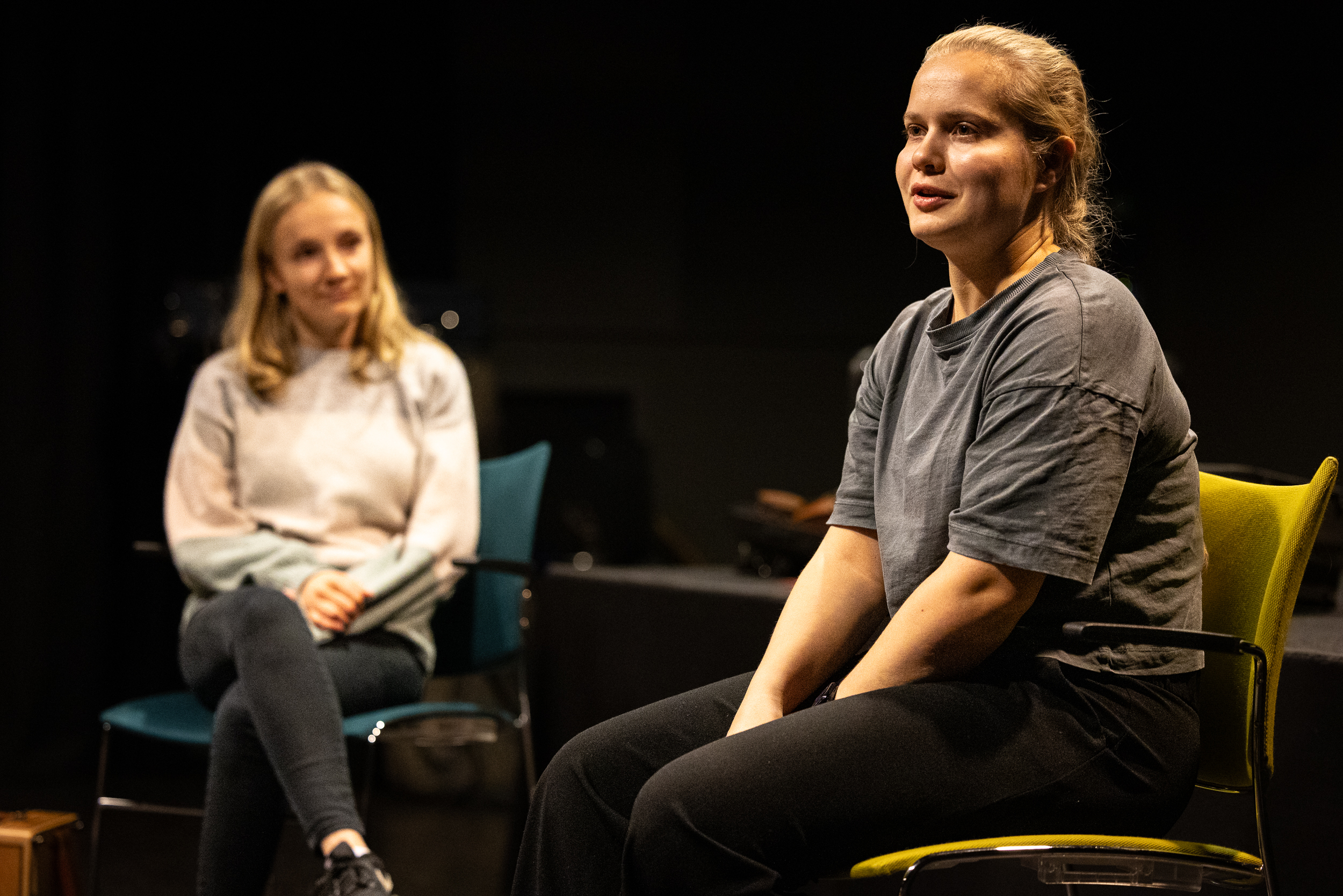 Vilde Ellegaard Westeng vil lære mer om veien fra idé til scene. Her sammen med Silja Lid Strysse på torader under den første IntroFolk-samlingen.  Foto: Tord Litleskare