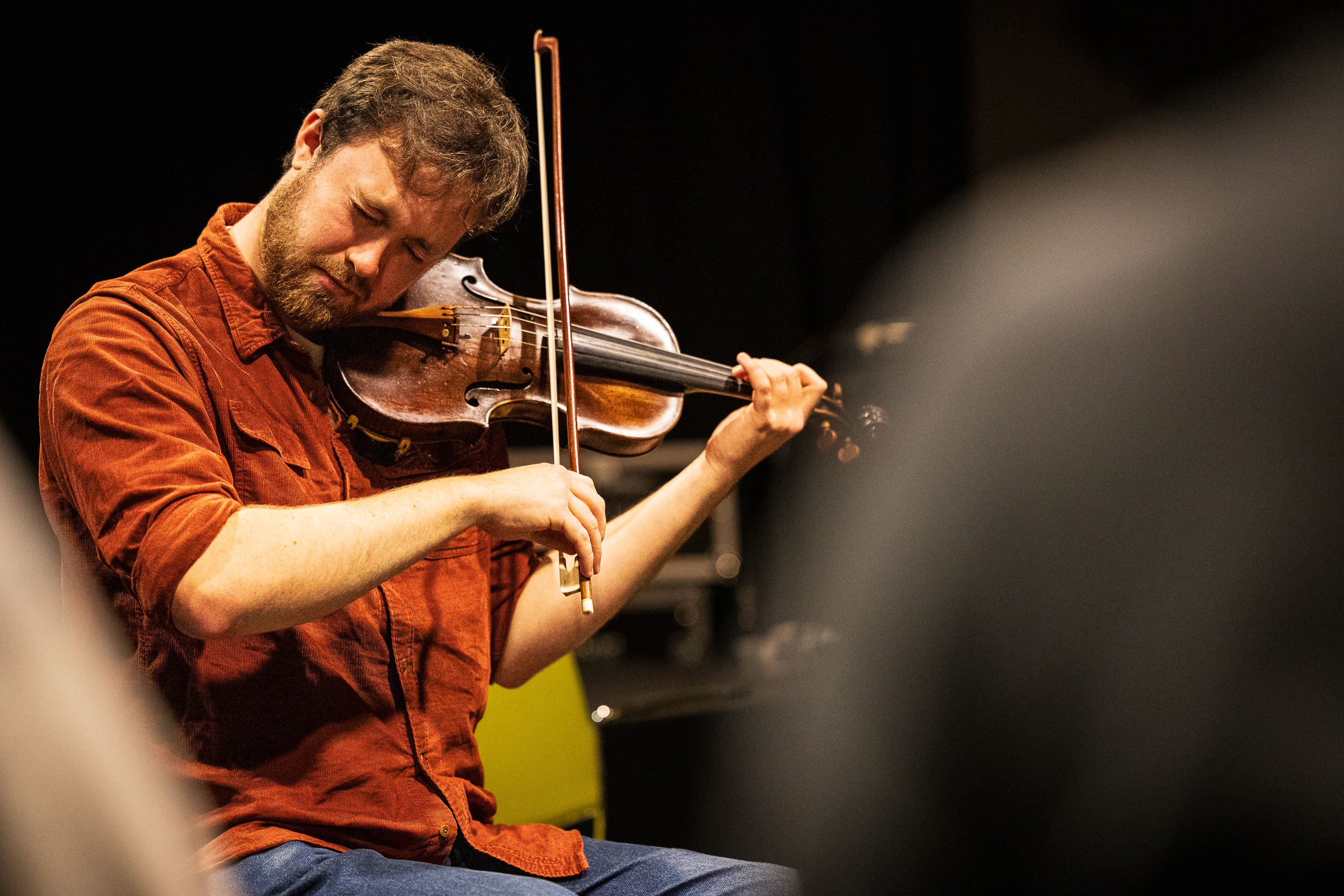 Åsmund A. Farstad utforsker eldre folkemusikk fra Sunnmøre og Nordfjord gjennom tradisjonsmateriale, improvisasjon og nye former. Foto: Tord Litleskare