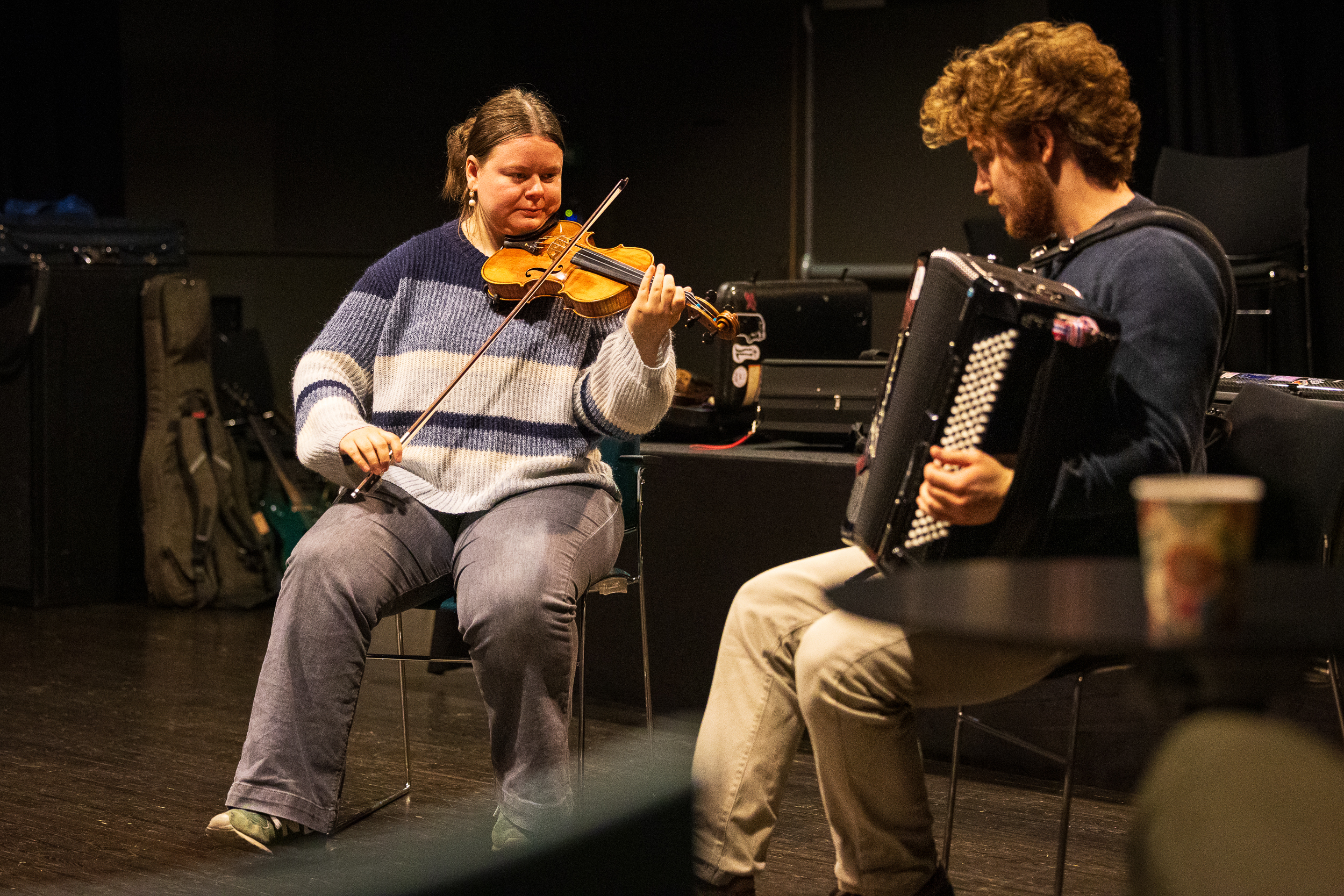Hannah Moira & Ivar kombinerer fele, hardingfele og trekkspill. Duoen arbeider med nykomponert folkemusikk og slåtter som er mindre i bruk i dag. Foto: Tord Litleskare