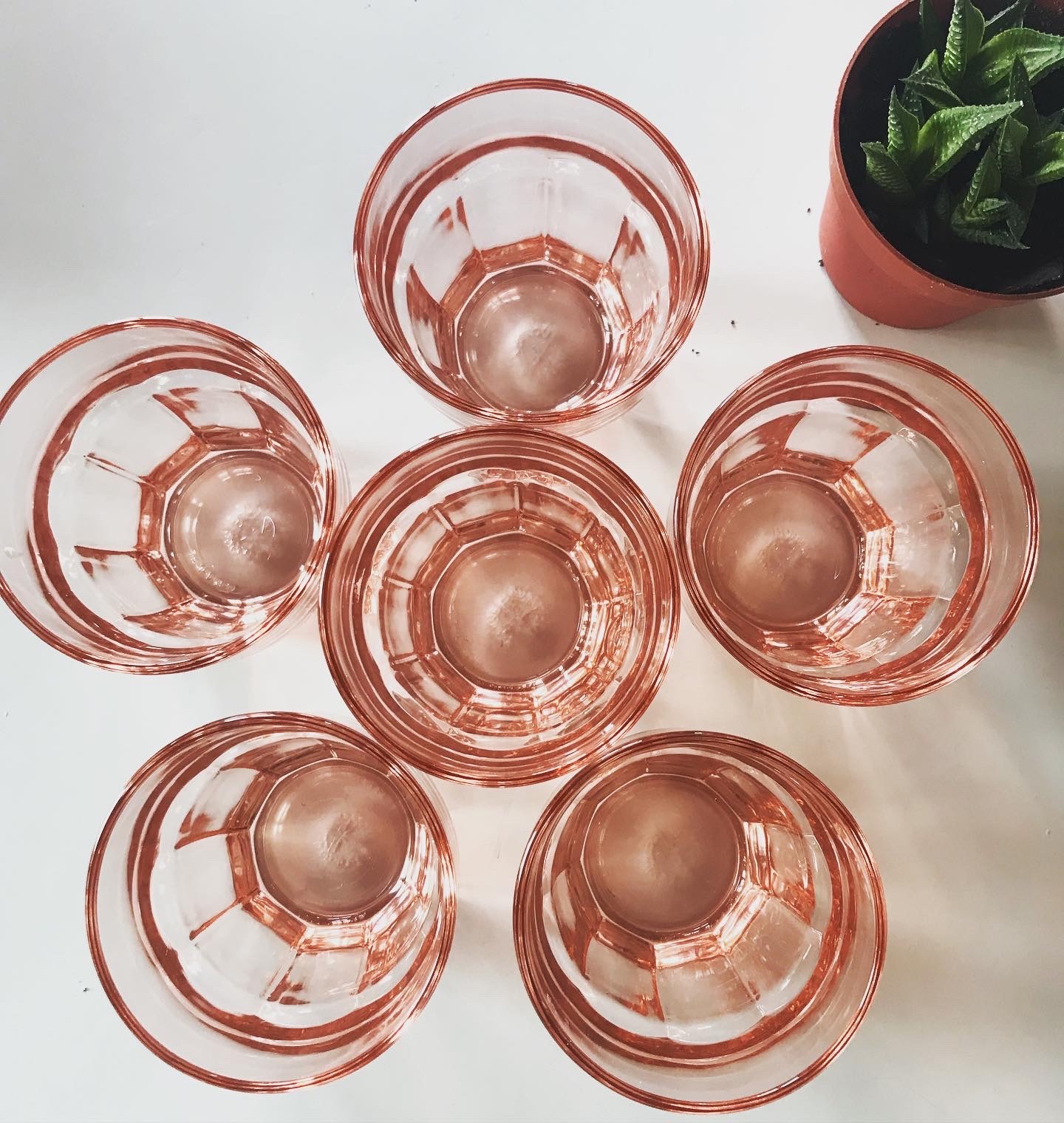 Rosa vinglass, som også er enkle å stable, har blitt et fast innslag i baren på Bergen Kjøtt. Foto: Bergen Kjøtt