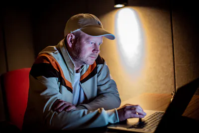 Stian Andersen fotografert på sitt kontor hos produksjonsselskapet Aparent på Lysaker.