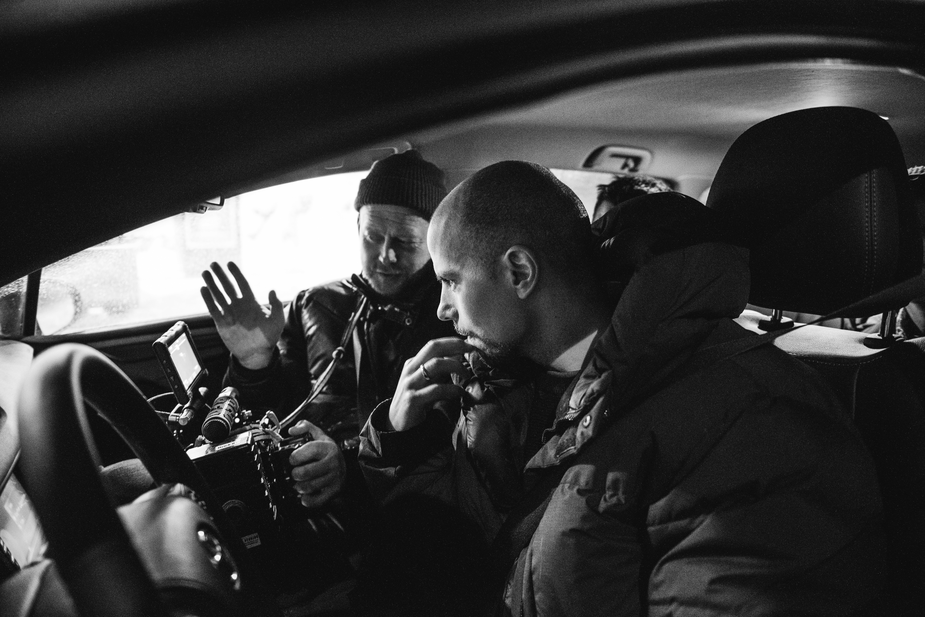 Stian Andersen (til venstre) på jobb med Karpe under innspillingen av musikkvideoen til «Hus/hotell/slott brenner» i 2016.