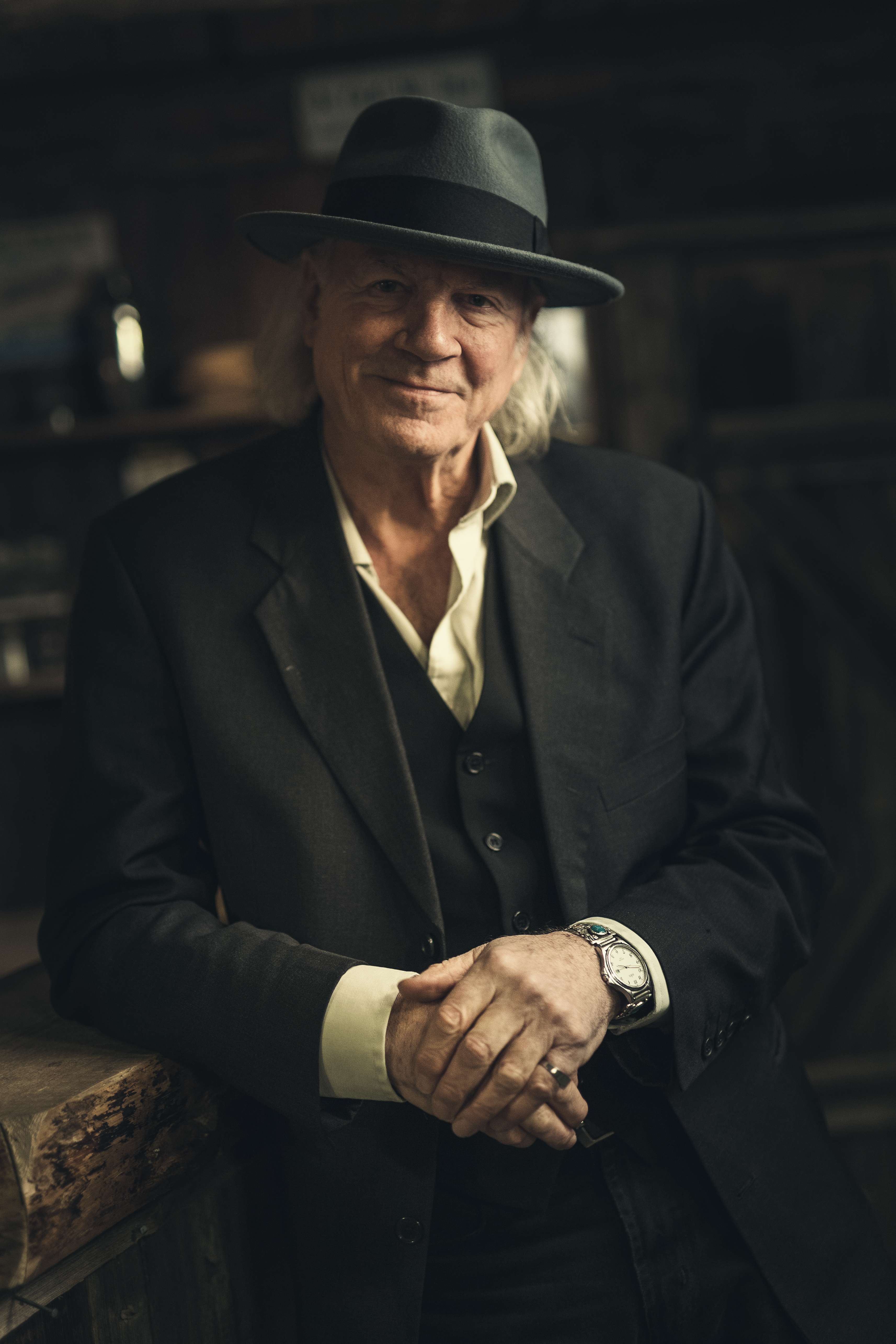 Bill Booth er amerikansk-norsk låtskriver, sanger og multiinstrumentalist, kjent fra den nordiske roots- og americana-scenen. Etter fylte 67 har han fortsatt høy kreativ aktivitet, og NOPA-såkornmidlene ga rom til å skrive et helt nytt sett med låter. I 2025 fullførte han tolv nye komposisjoner som nå går inn i studioprosess. Det kommende albumet kombinerer hans historiefortelling med nye musikalske farger og samarbeid, med planlagt utgivelse i 2026. Foto: Terje Johansen / Metaworks