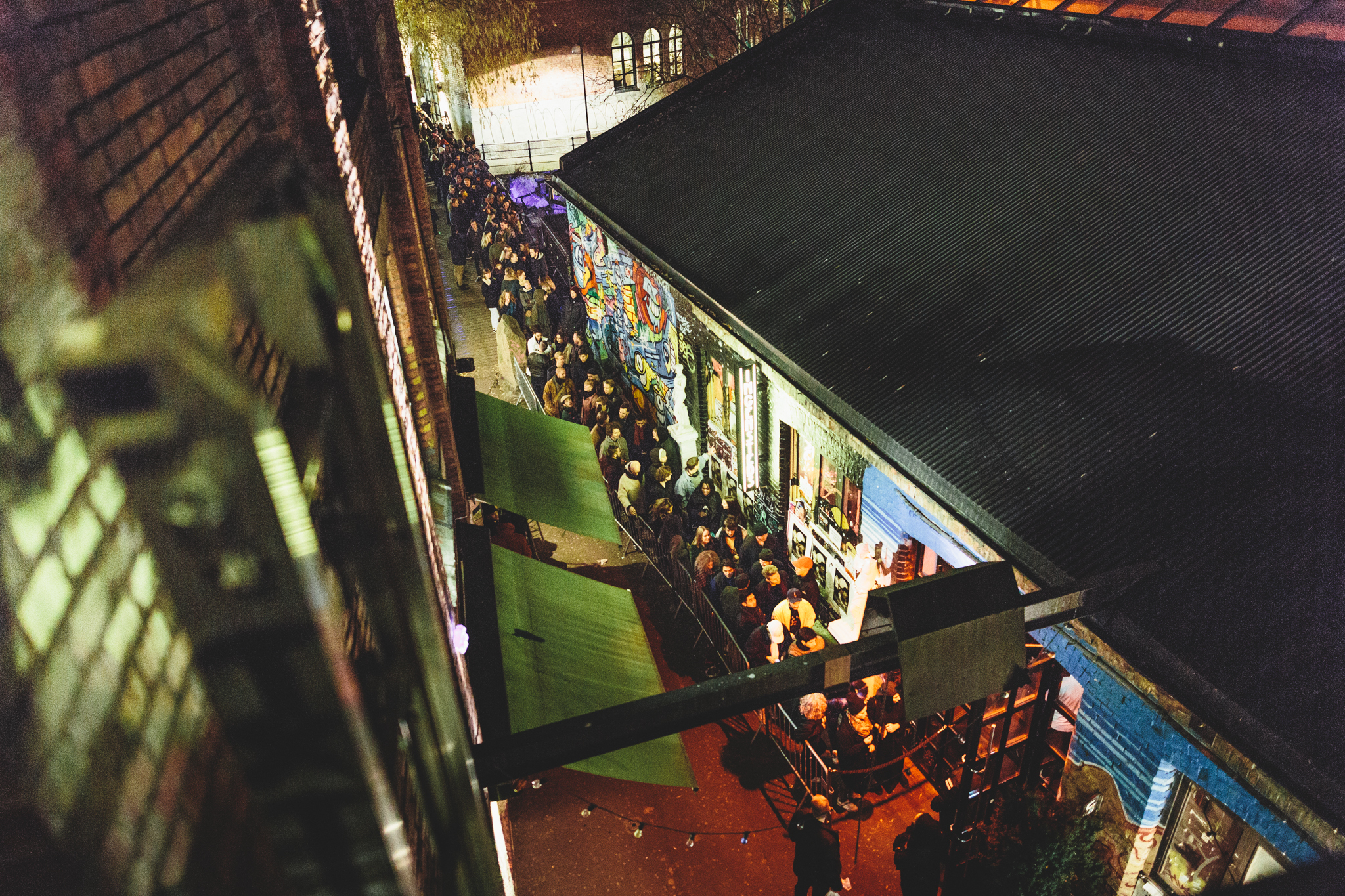 Lang kø utenfor Ingensteds da Mutual Intentions gjorde Norges første Boiler Room i 2015. Foto: Samuel John Ditta.