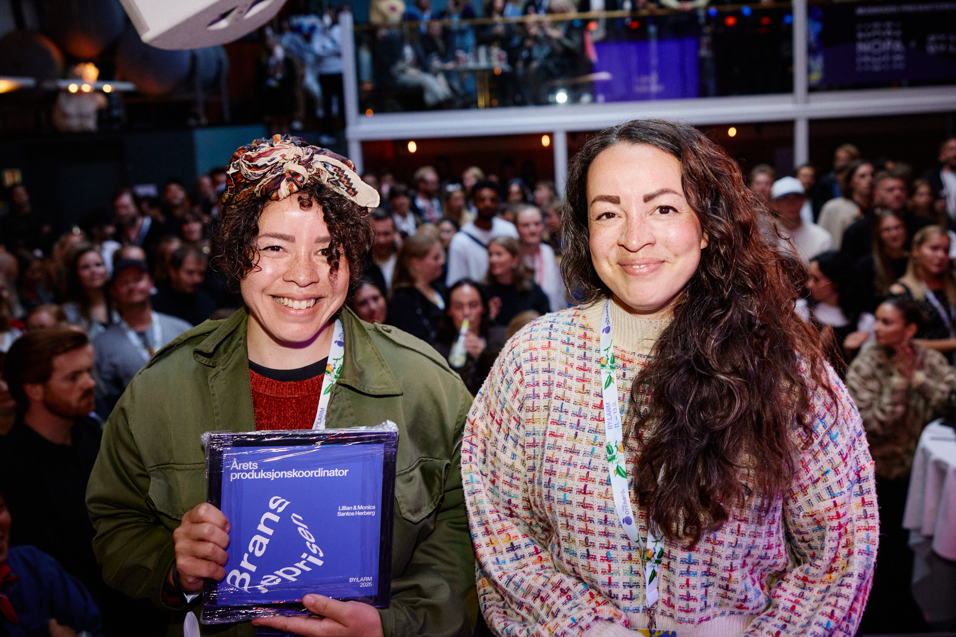 Tvillingene Lillian og Monica Santos Herberg mottok prisen «Årets produksjonskoordinator» under Bransjeprisen 2025. Foto: Helge Brekke