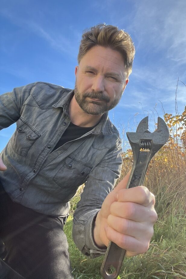 Kenneth Robsahm har bakgrunn som daglig leder i Restarters Norway og et sterkt engasjement for miljø og reparasjonskultur. Han har brukt store deler av livet på å skru på alt fra elektronikk til musikkutstyr. Foto: Privat