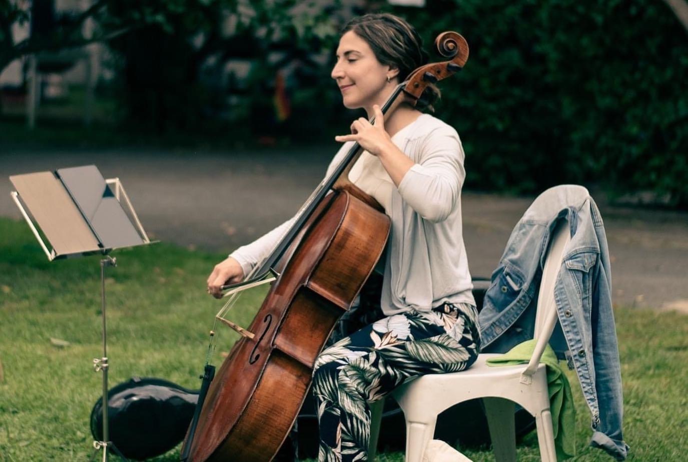 Cellist Maria Quevedo opptrer i bakgården på Sagene. ﻿Foto: Fred Damiens