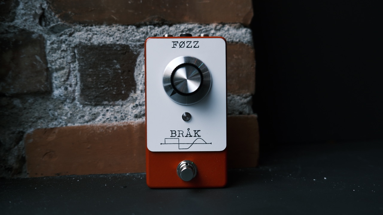 BRÅK bygger til daglig effektpedaler for gitar og bass. Dette er den første produksjonsmodellen som kom på markedet: FØZZ. Lokal produksjon og livstidsgaranti øker produktets levetid, noe som bidrar til å minke mengden elektronisk avfall. Foto: Torje Aambø