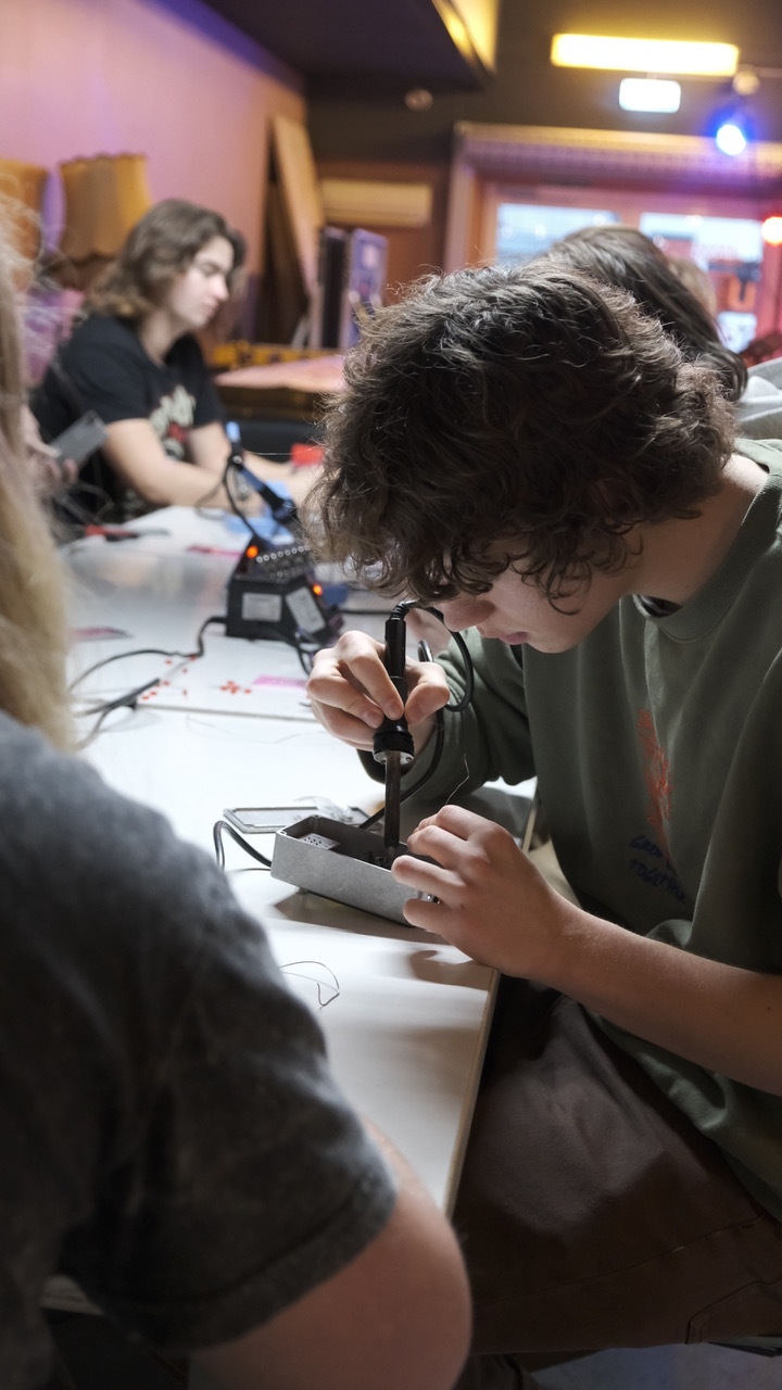 BRÅK-workshop i pedalbygging på Rockeklubben i Porsgrunn i 2025. Foto: Torje Aambø
