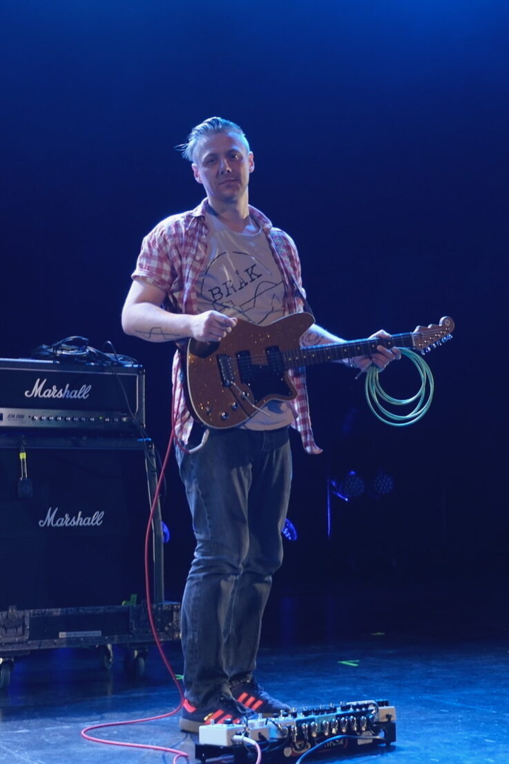 Torje Aambø er utdannet lærer og spesialpedagog, og driver til daglig BRÅK, der han utvikler og bygger musikkutstyr. Han jobber tett med musikere og holder workshops over hele landet. Foto: Ingvild Haneberg