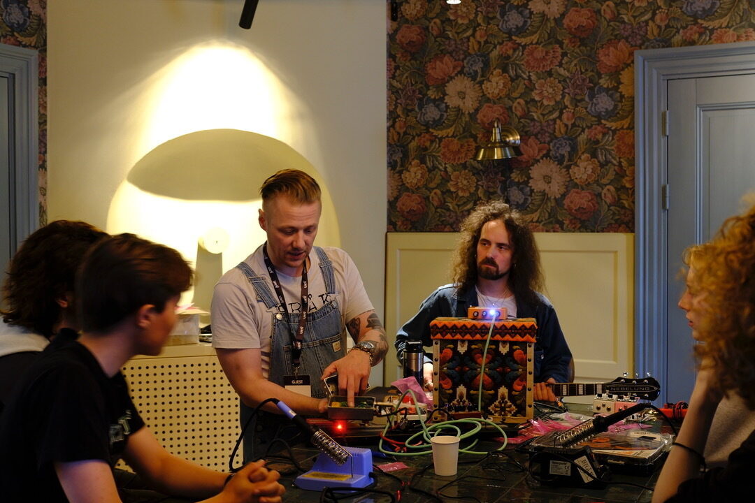 Bilde fra workshop på UKM i 2025. Fra venstre Torje Aambø og Skjalg Raaen. Foto: Ingvild Haneberg