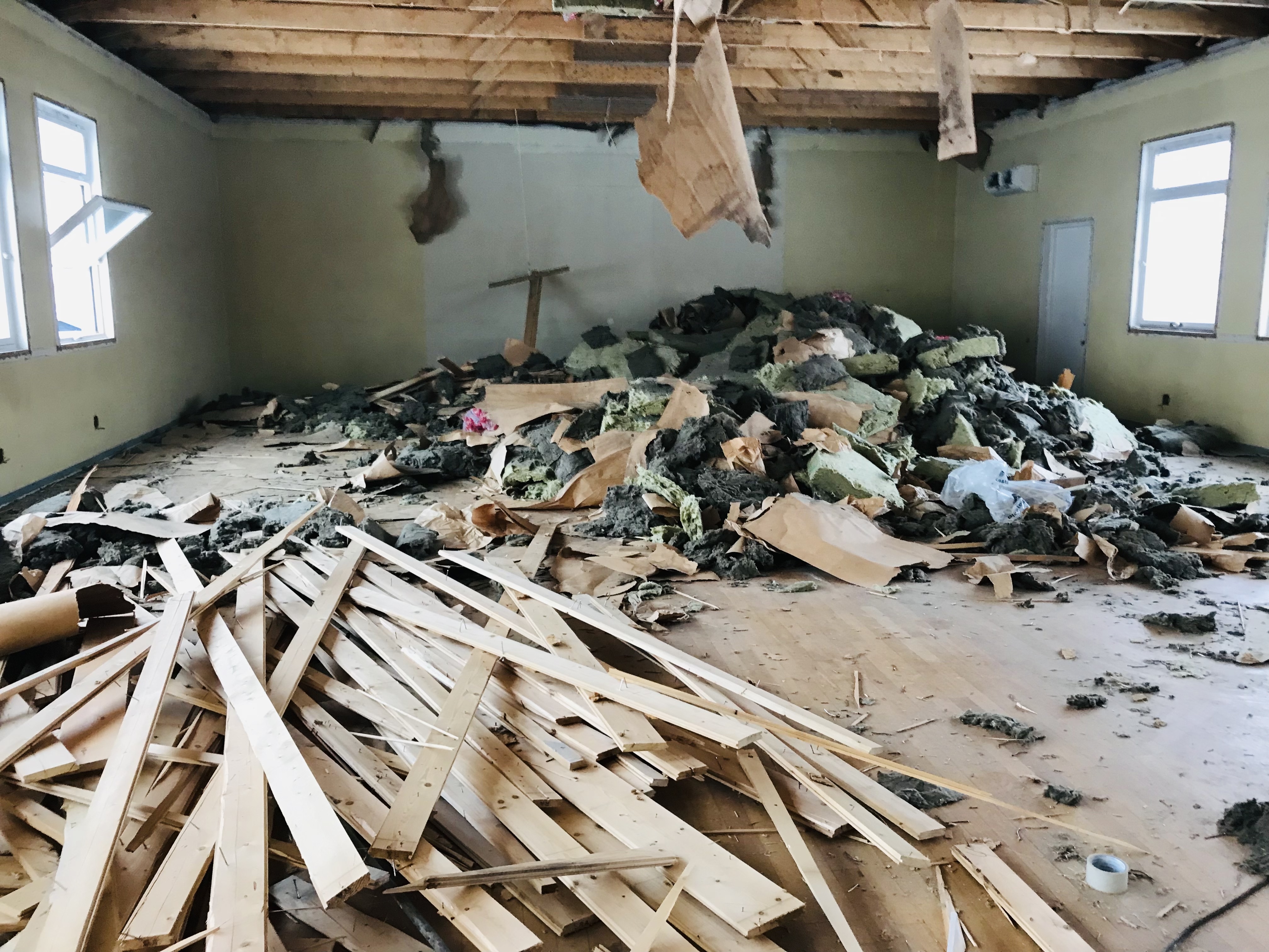 Riving gjort på dugnad.  Foto: Håvard Skaset