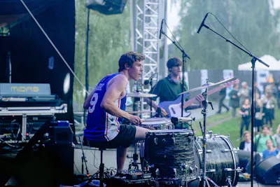 Pom Poko regnes først og fremst som et liveband – og har brukt mer tid på konserter enn på å pleie strømmetall. Djupvik forteller at de alltid har hatt et mål om å holde fordelingen av inntekter og oppgaver rettferdig internt i bandet. Foto: Jonathan Vivaas Kise