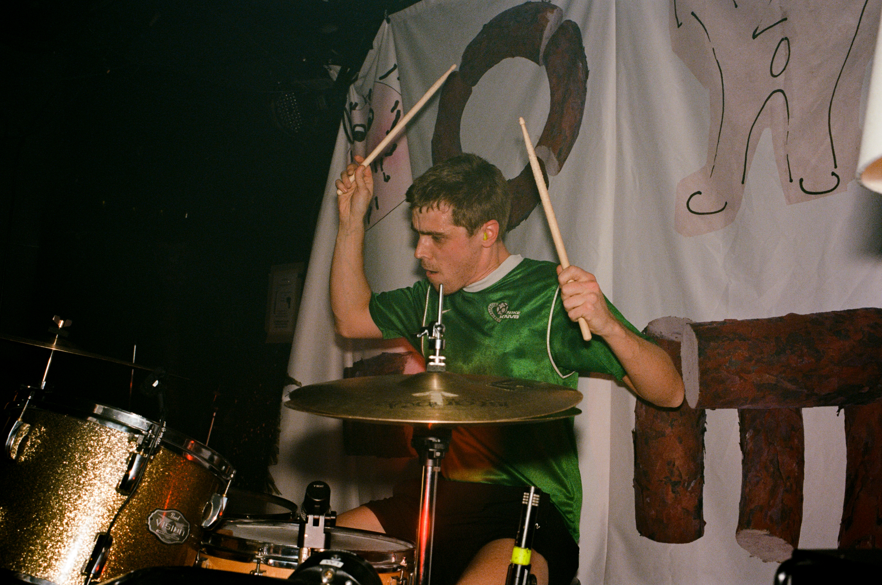 Ola Djupvik fra Eidsvoll er trommis i Pom Poko og driver det uavhengige plateselskapet Dagen er ødelagt fra Oslo.  Foto: Justin Bellucci