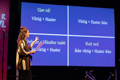 Hanna von Bergen i aksjon – her med de fire boksene i Eisenhower-matrisen, som hjelper deg å prioritere det som faktisk betyr noe. Foto: Maja Brenna