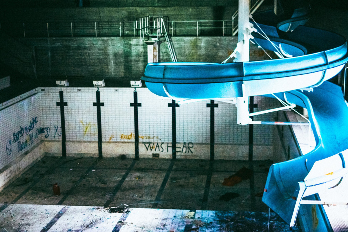 Den gamle svømmehallen i Bodø er blitt til Svømmehallen Scene, en moderne konsertscene og produksjonshus med plass til 1.500 publikummere. Bildet er fra før ombyggingen. Foto: Martin Losvik