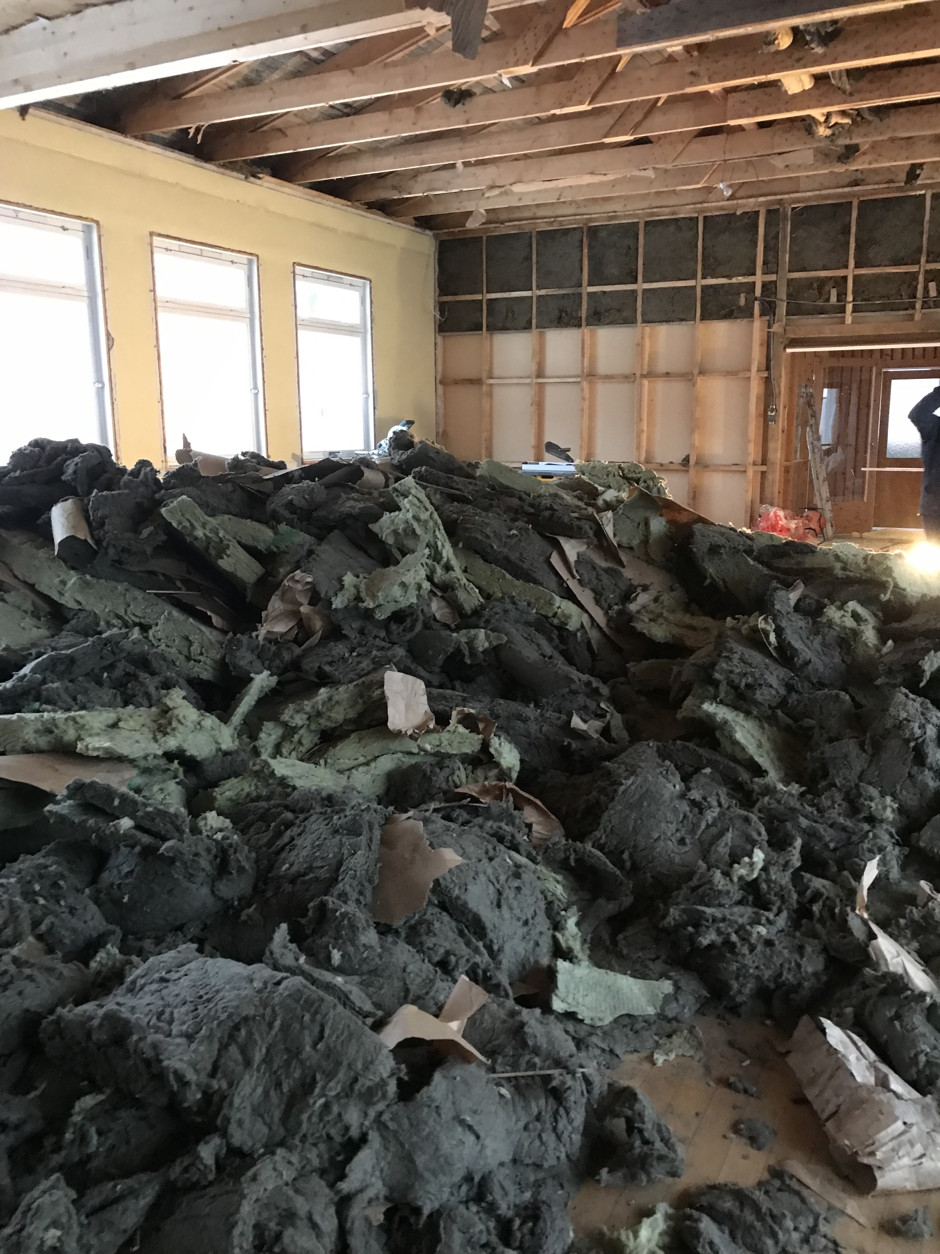 Kilovis med gammel isolasjon måtte ut, før ny kunne komme inn.  Foto: Håvard Skaset