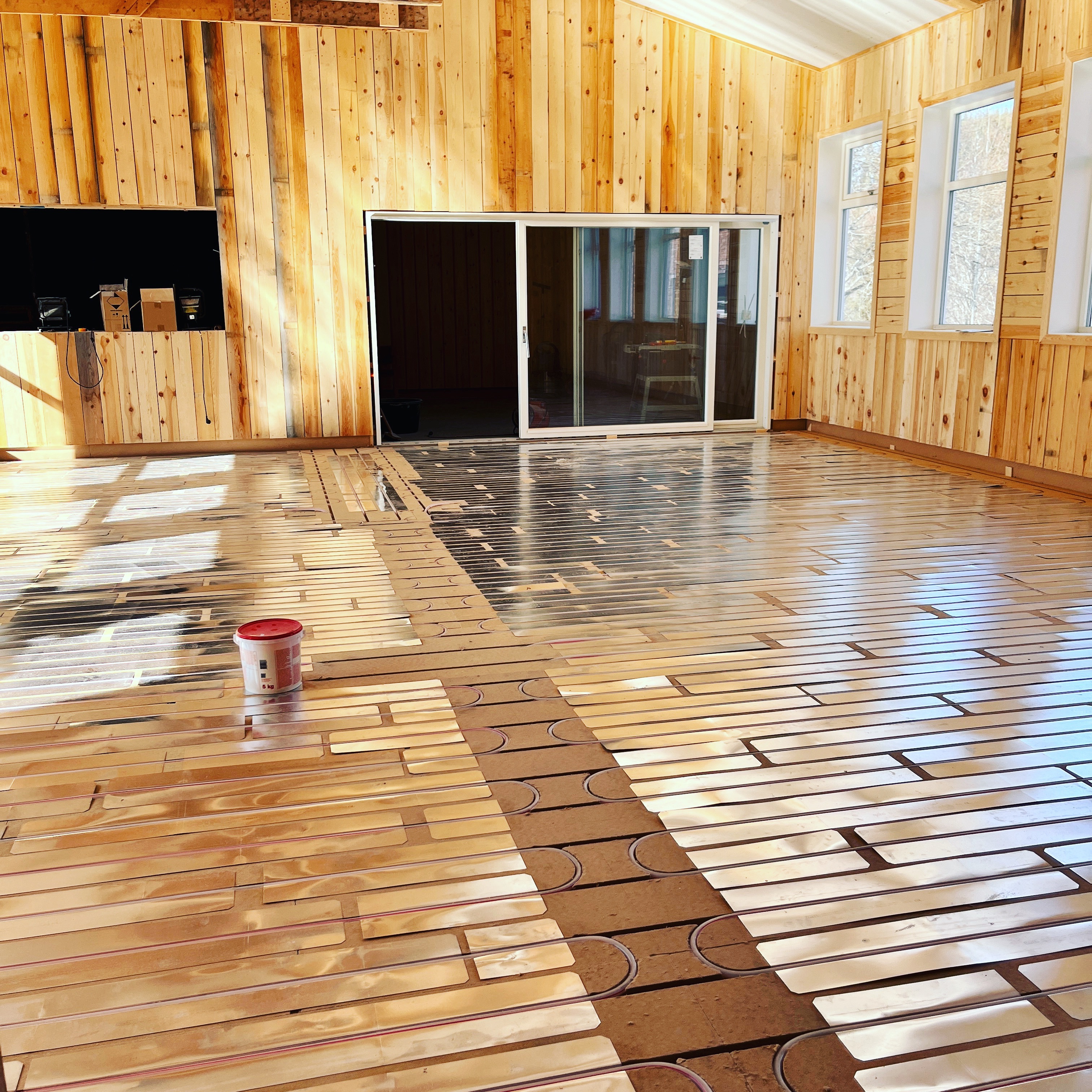 Gulvvarme i salen.  Foto: Håvard Skaset