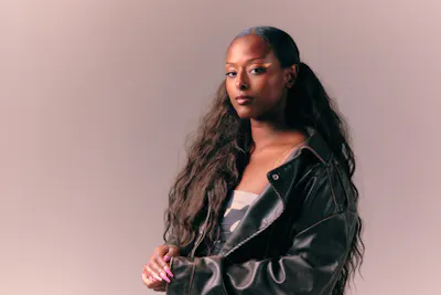 — Det er lettere å drive artistprosjektet som en bedrift, og man har flere å diskutere ideer og planer med, sier den svensk-somaliske artisten Amina, også kjent under artistnavnet Orangekake. Hun tror det kan være flere fordeler med å samarbeide med et stort plateselskap, selv om hun fortsatt er indie. Foto: Henrik Granseth