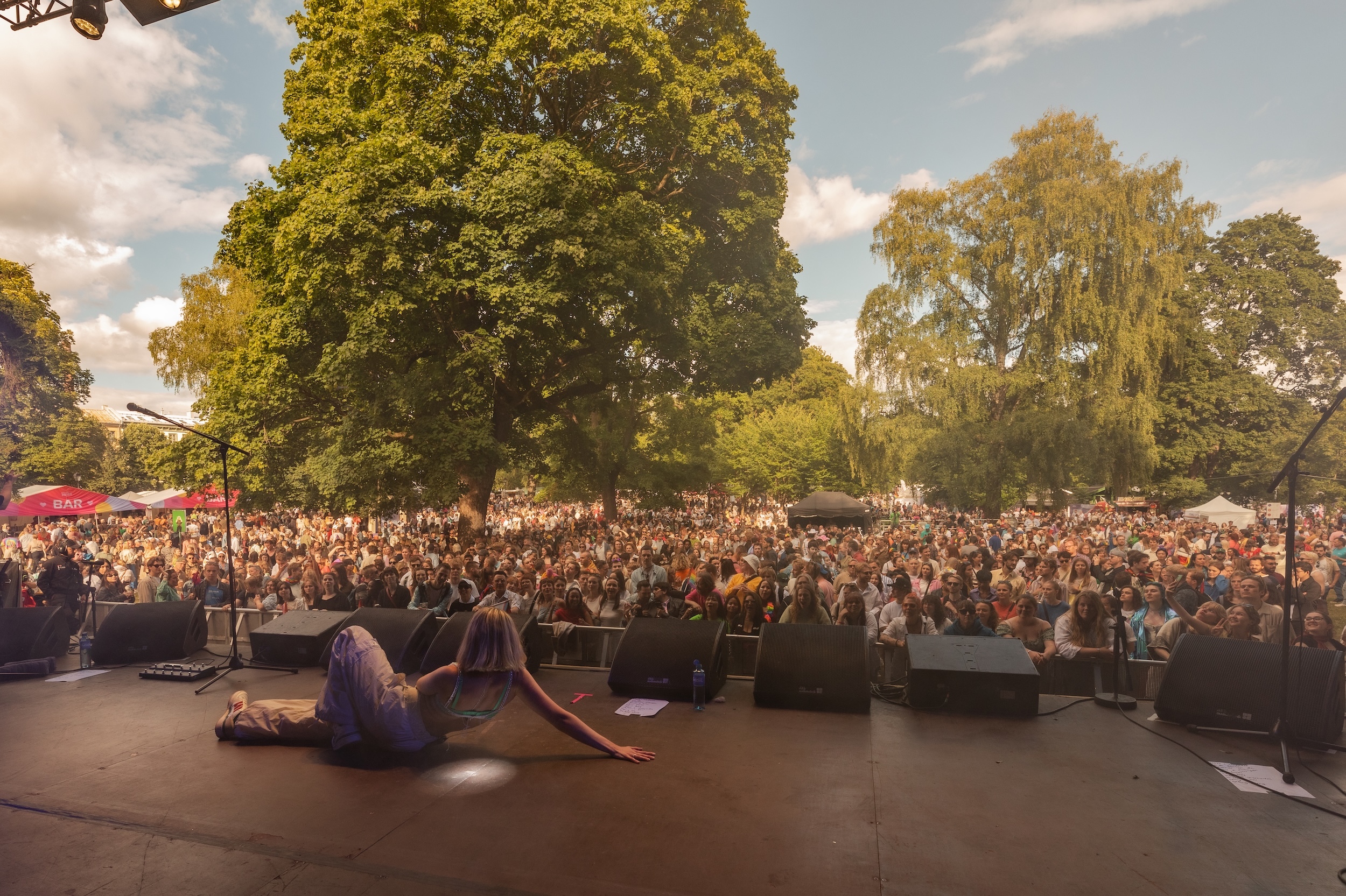 Hedda Mae under fjorårets Pride. Gjennom musikken feirer hun kjærlighet og mangfold.  Foto: Simen Omland