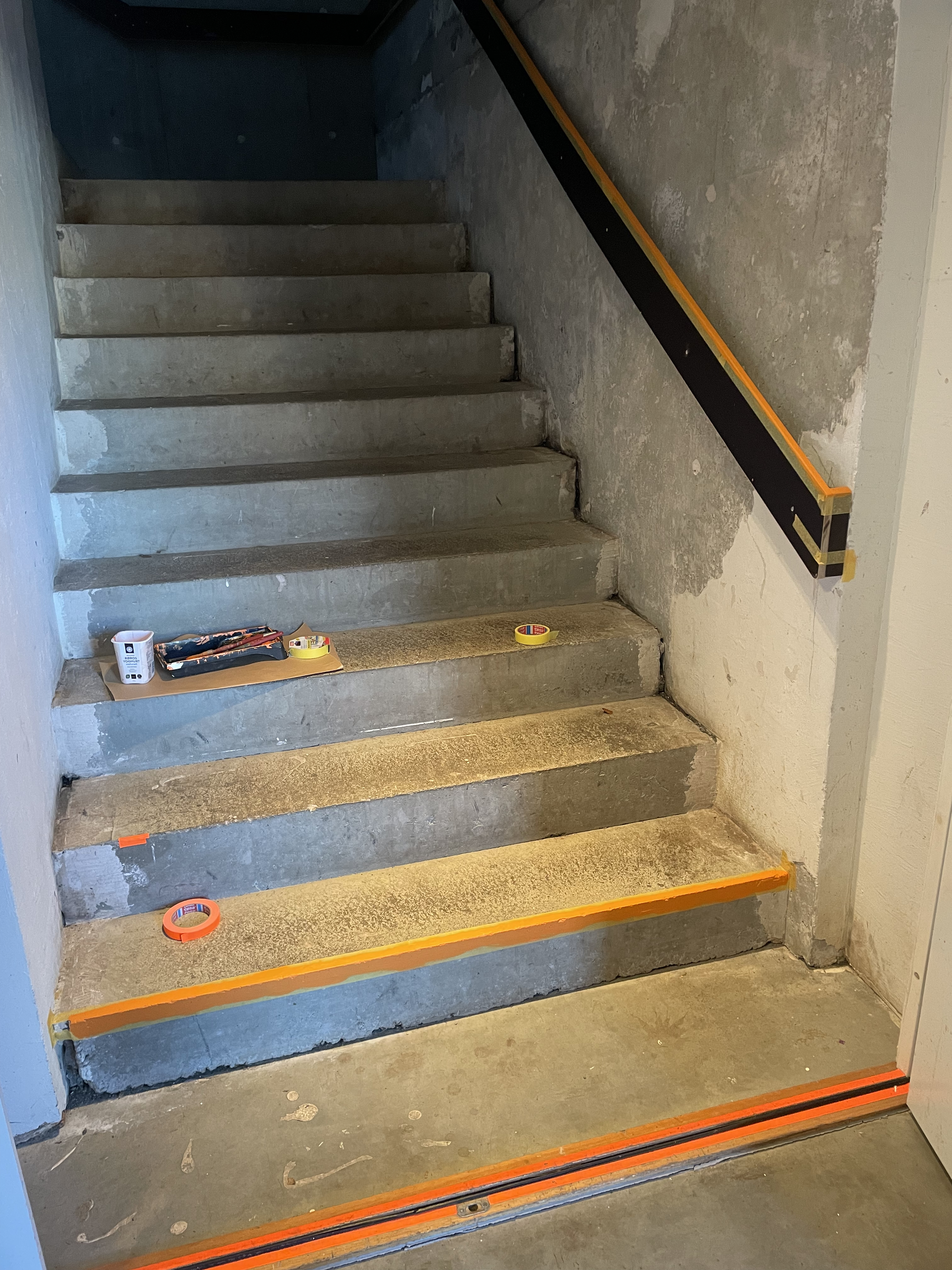 Kontrastfarger i trappetrinn og på rekkverket. Foto: Bergen Kjøtt