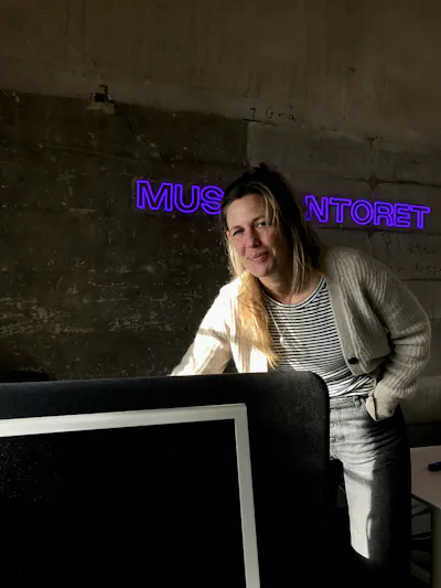 – Jeg vil ha plassen i hjørnet der. Men jeg må flytte pulten litt, jeg vil også ha litt sol! Foto: Leif Haaland