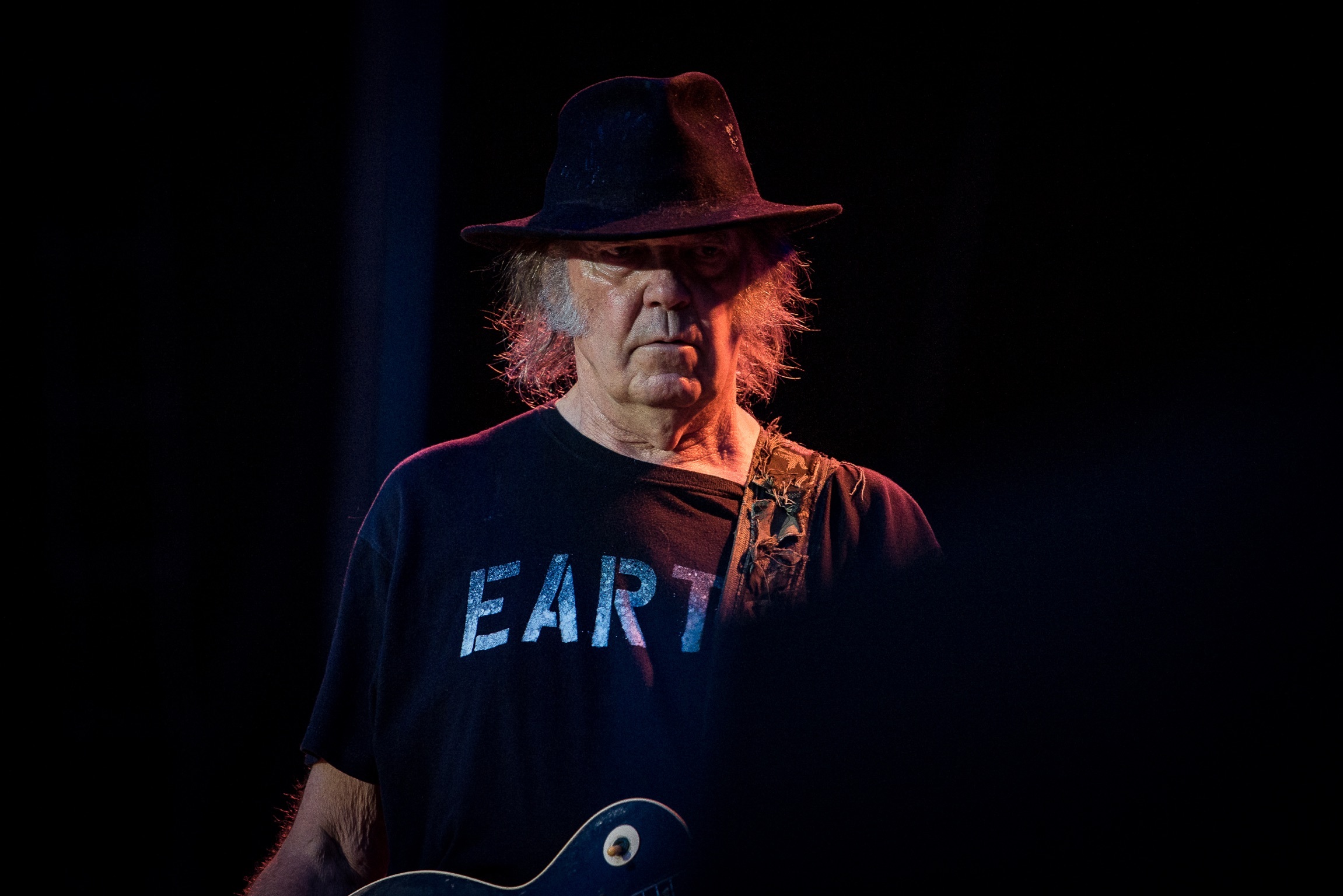 Da Neil Young gjestet Bergenhus Festning i 2014 rundet han av konserten med tekstlinjene «Who's gonna stand up and save the Earth? Who's gonna say that she's had enough? Who's gonna take on the big machine? Who's gonna stand up and save the Earth? This all starts with you and me». Åtte år senere har stadig flere tatt budskapet til seg. ﻿Foto: Tord Litleskare